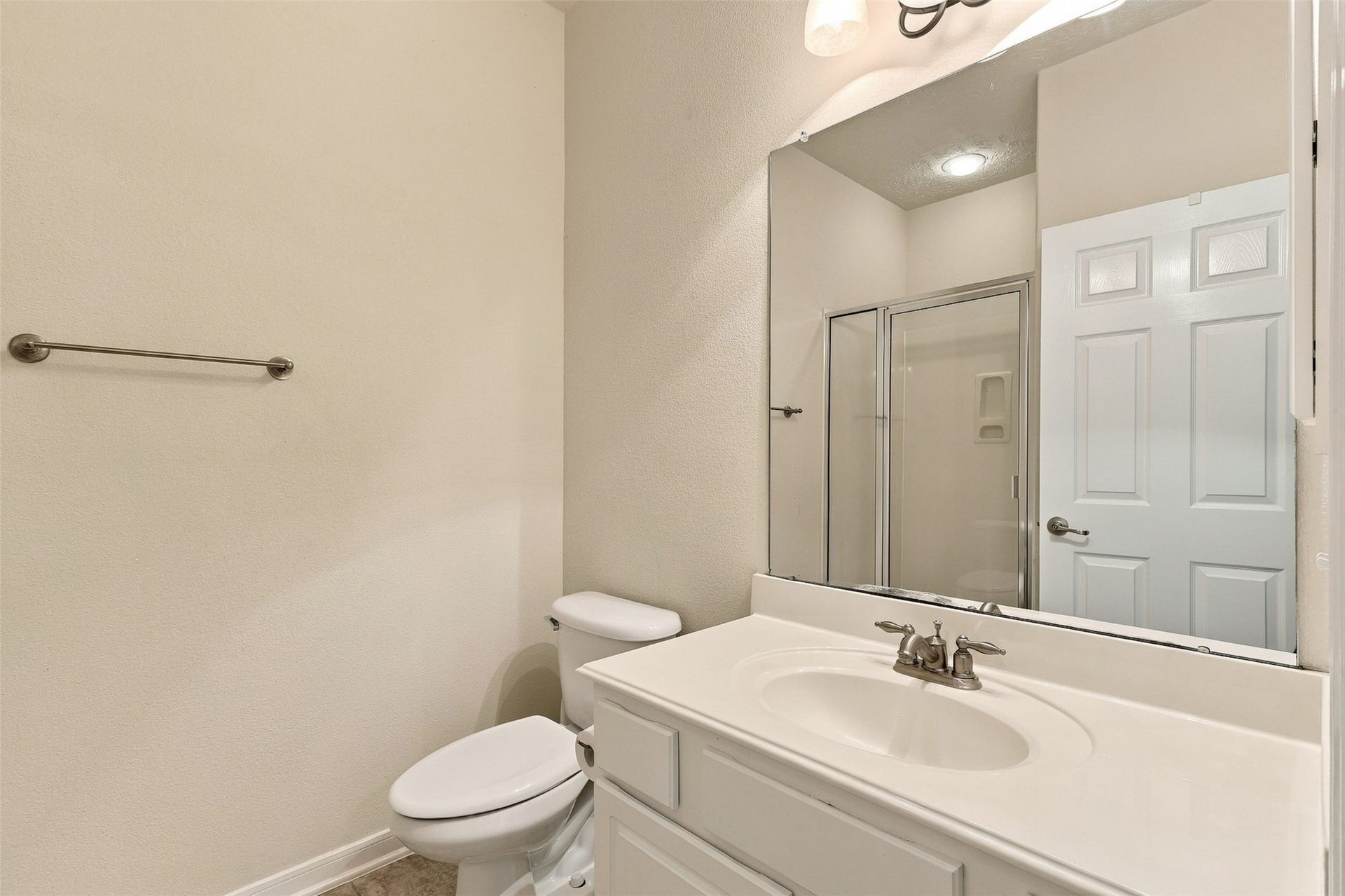 6522 Pine Reserve Drive, Spring, TX 77389 Conveniently located adjacent to the third bedroom, this bathroom offers easy access and functionality.