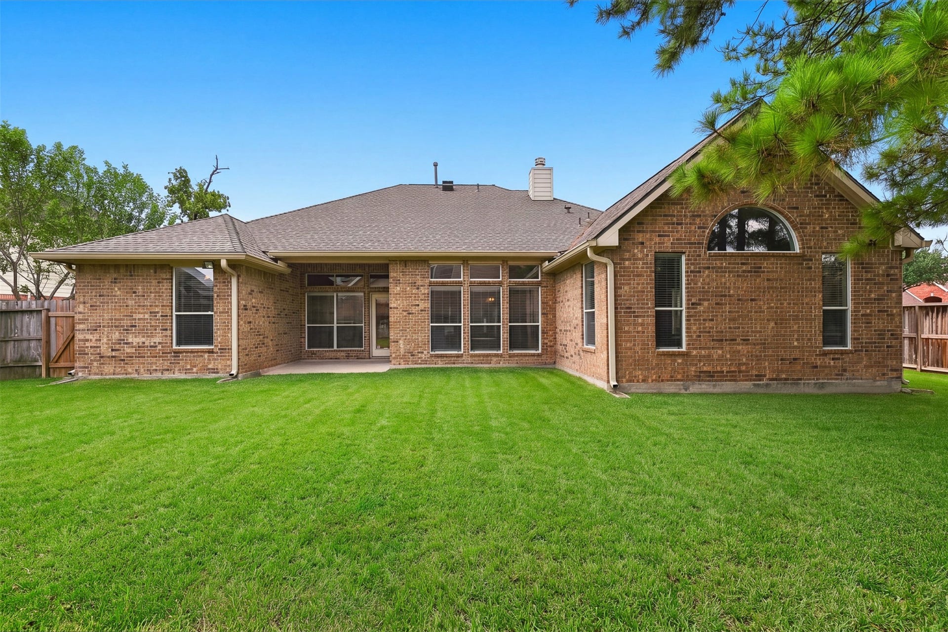 6522 Pine Reserve Drive, Spring, TX 77389 Expansive yard ready for your personal touch.