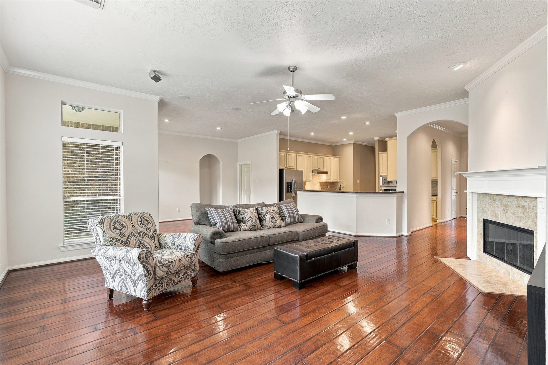 6522 Pine Reserve Drive, Spring, TX 77389 Spacious living area seamlessly connects to the kitchen and breakfast room.