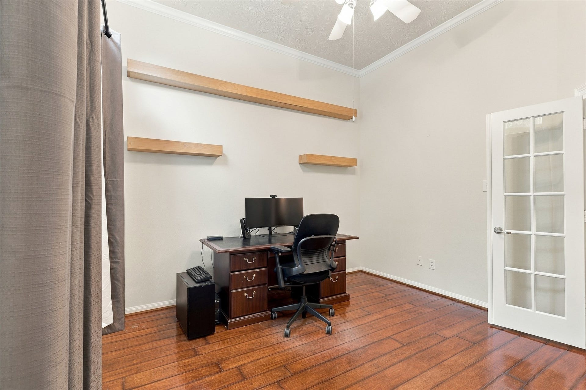 6522 Pine Reserve Drive, Spring, TX 77389 Spacious home office with elegant flooring and ample natural light.