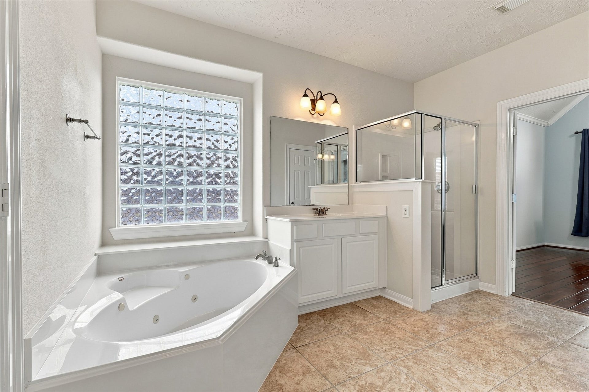 6522 Pine Reserve Drive, Spring, TX 77389 Luxurious primary bath featuring dual vanities and a relaxing jetted tub.