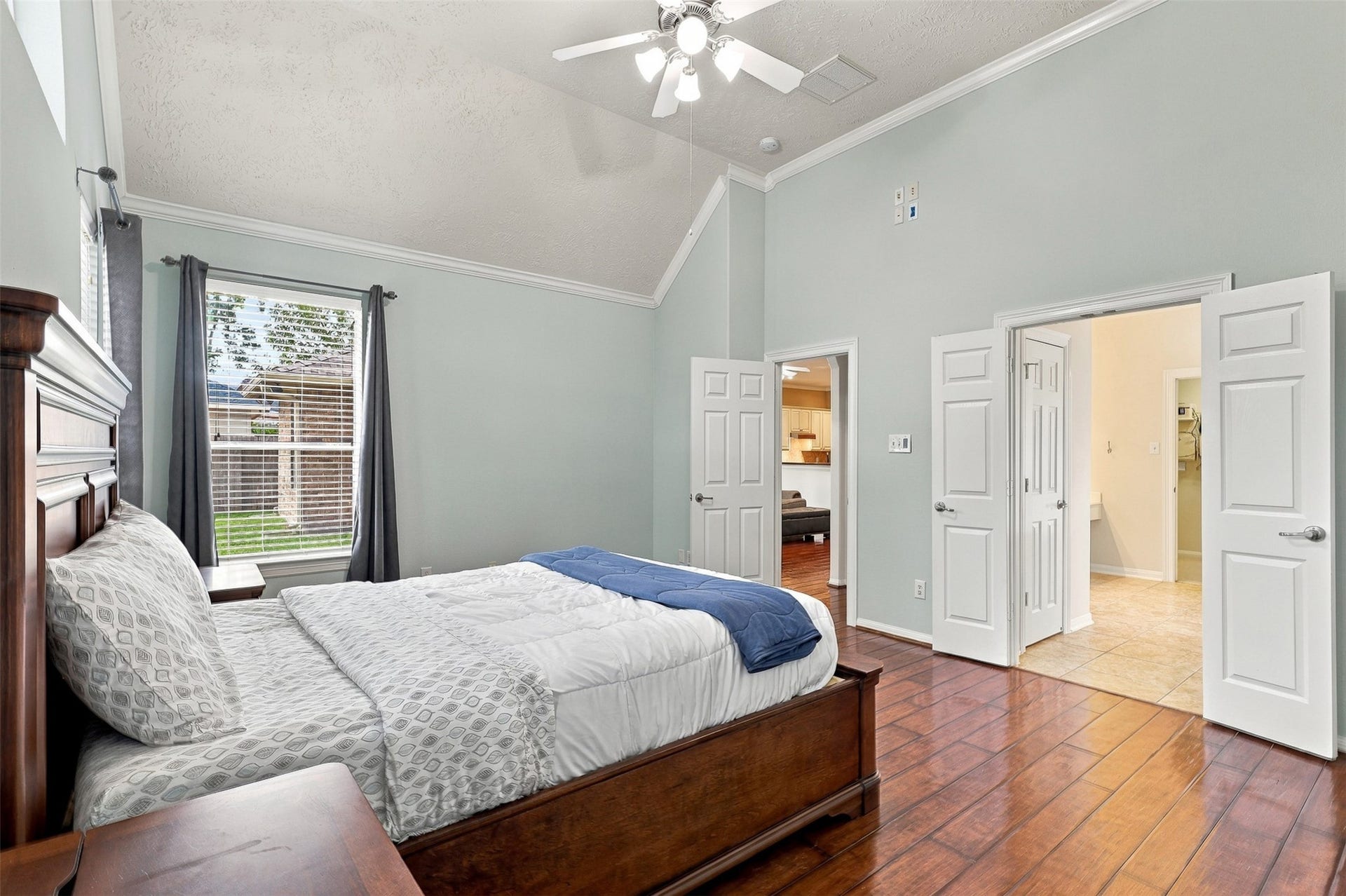 6522 Pine Reserve Drive, Spring, TX 77389 Enjoy seamless access from the bedroom to the bathroom for ultimate convenience.