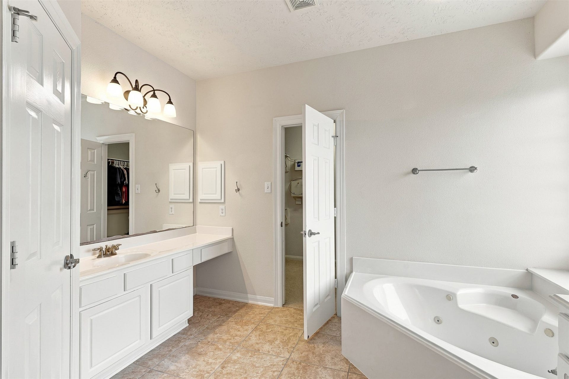 6522 Pine Reserve Drive, Spring, TX 77389 Dual vanities maximize space and functionality.