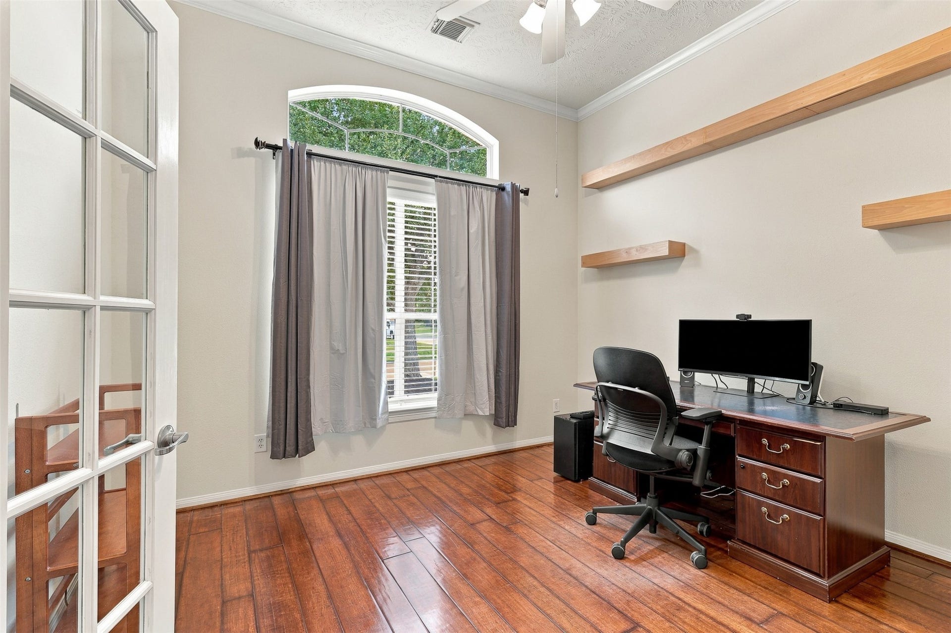 6522 Pine Reserve Drive, Spring, TX 77389 Spacious home office with ample space for storage.