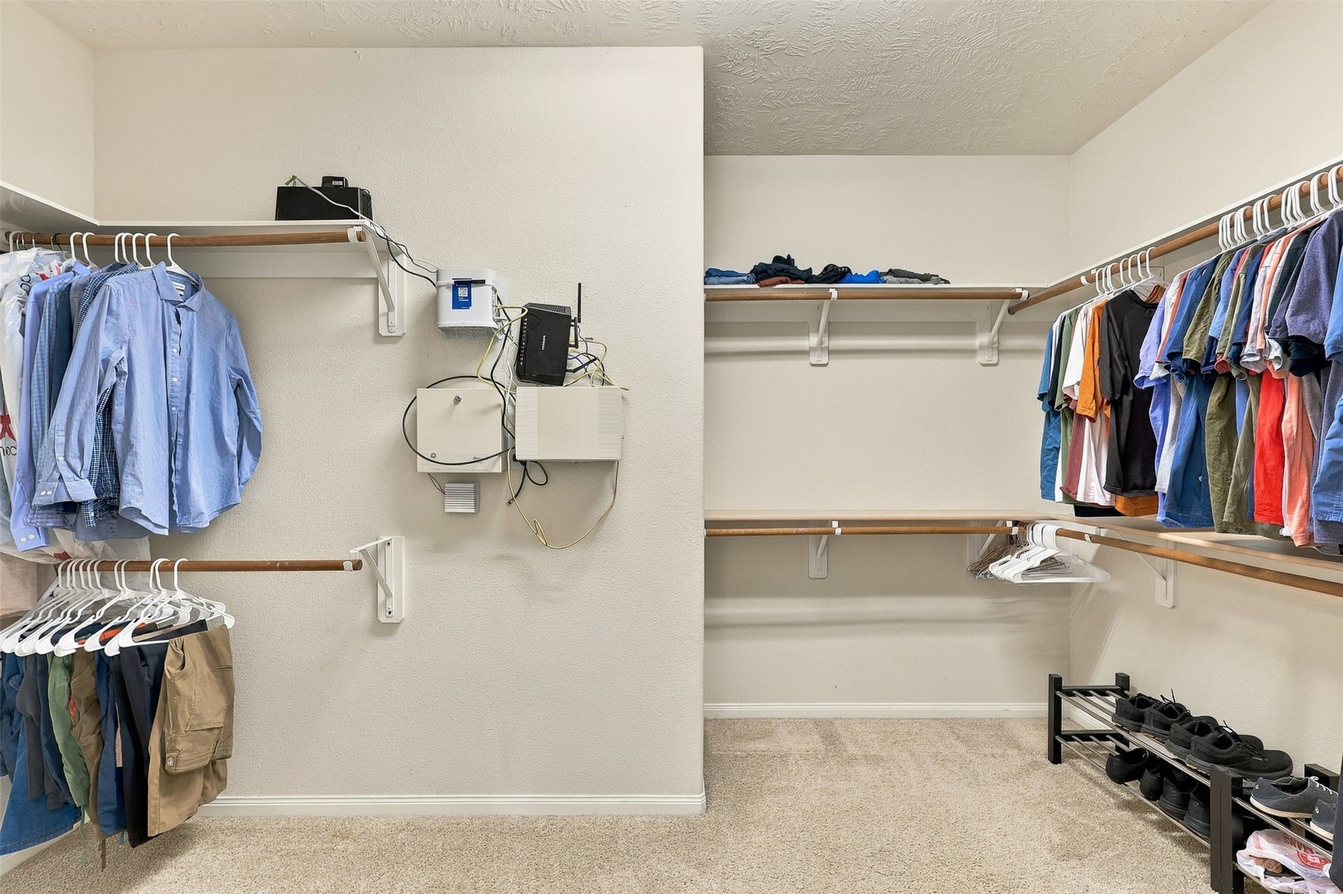6522 Pine Reserve Drive, Spring, TX 77389 Spacious closet conveniently located in the primary bathroom.