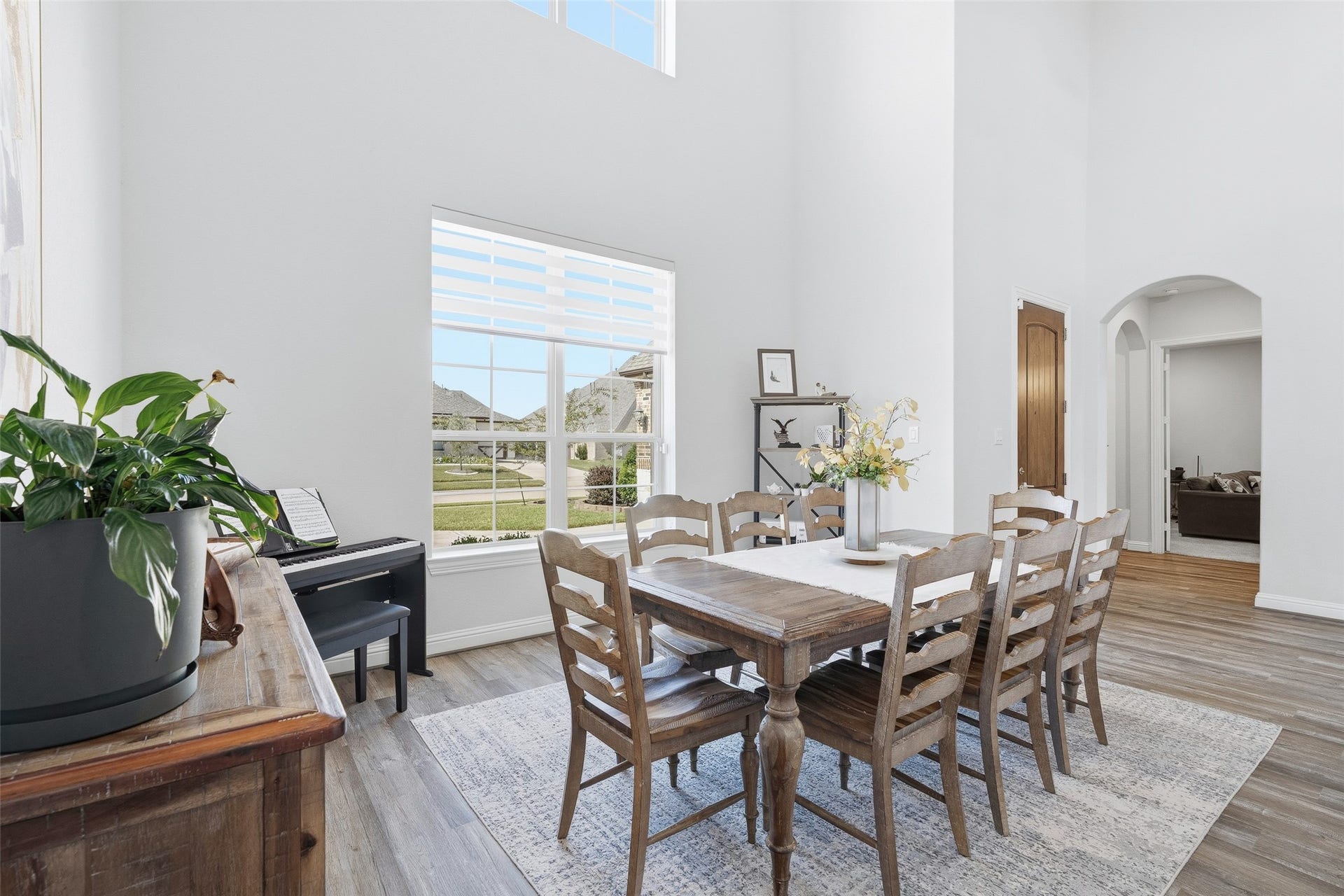 The spacious formal dining area with high ceilings has room for an extended table making it ideal for large gatherings. The space can accommodate a buffet, shelves, or cabinets without compromising comfort or flow.