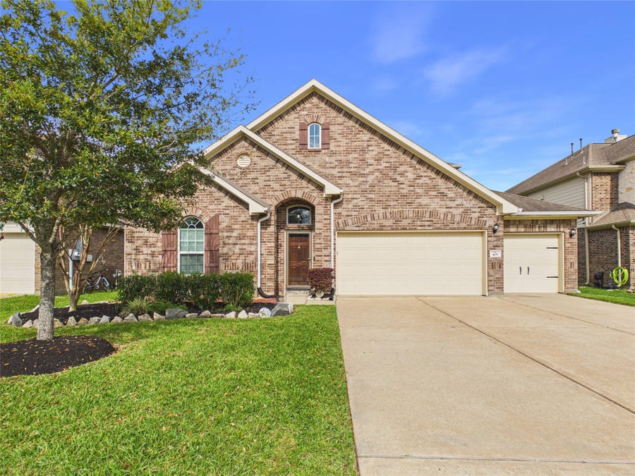 Property photo for 401 W Bend Drive, League City, TX