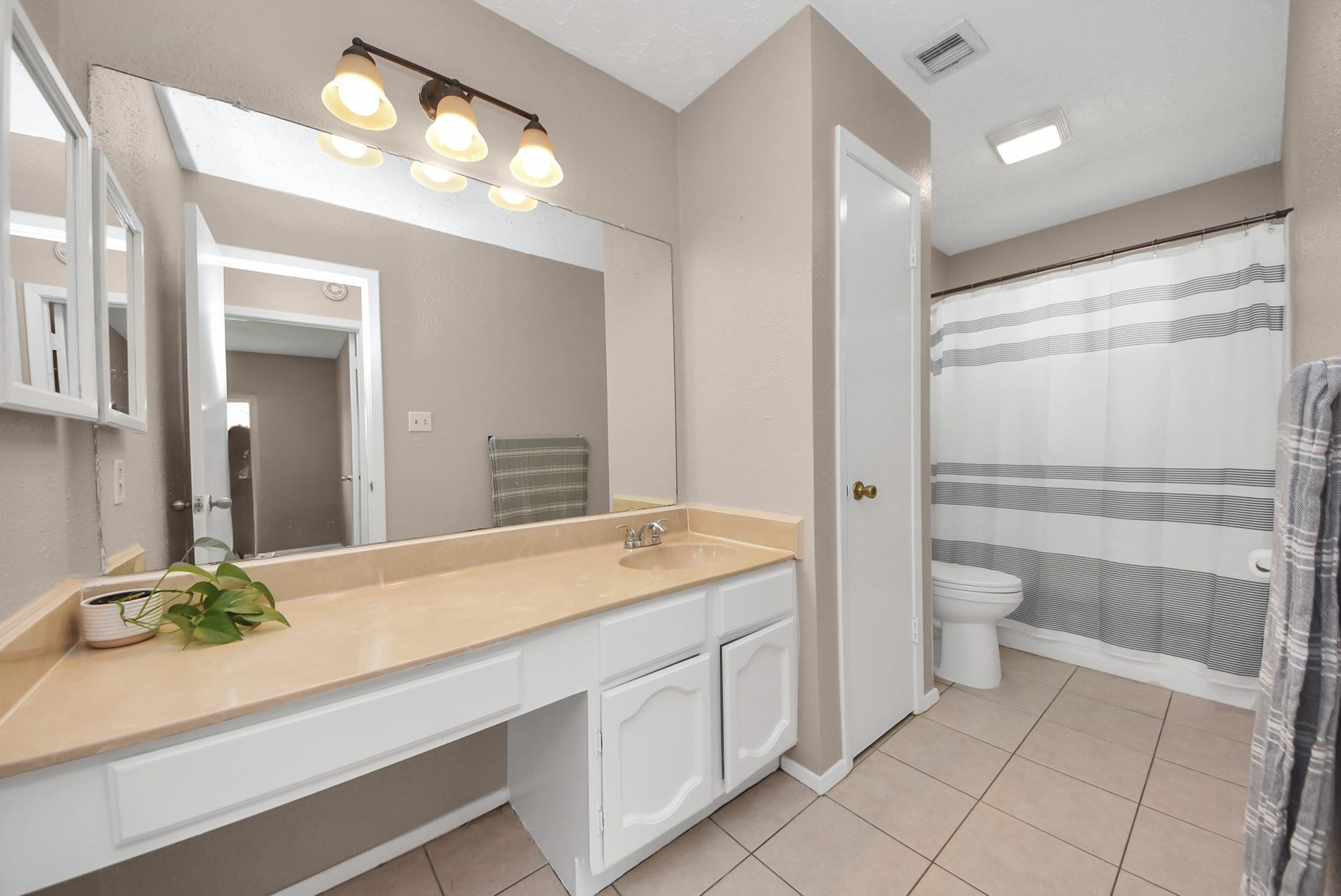 2519 Colonial Ridge Drive, Friendswood, TX 77546 2519 Colonial Ridge Drive, Friendswood, TX 77546