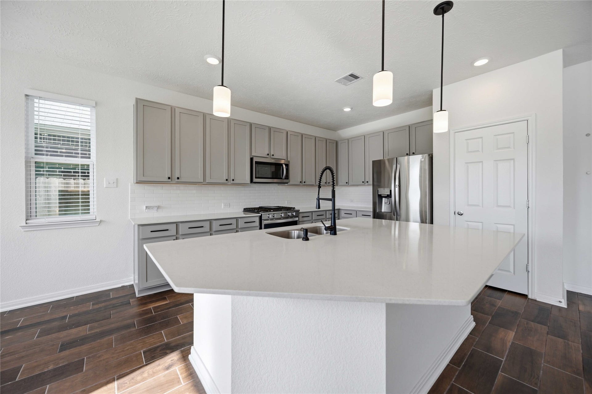 2111 Katalonia Lane, Fresno, TX 77545 Kitchen with open concept