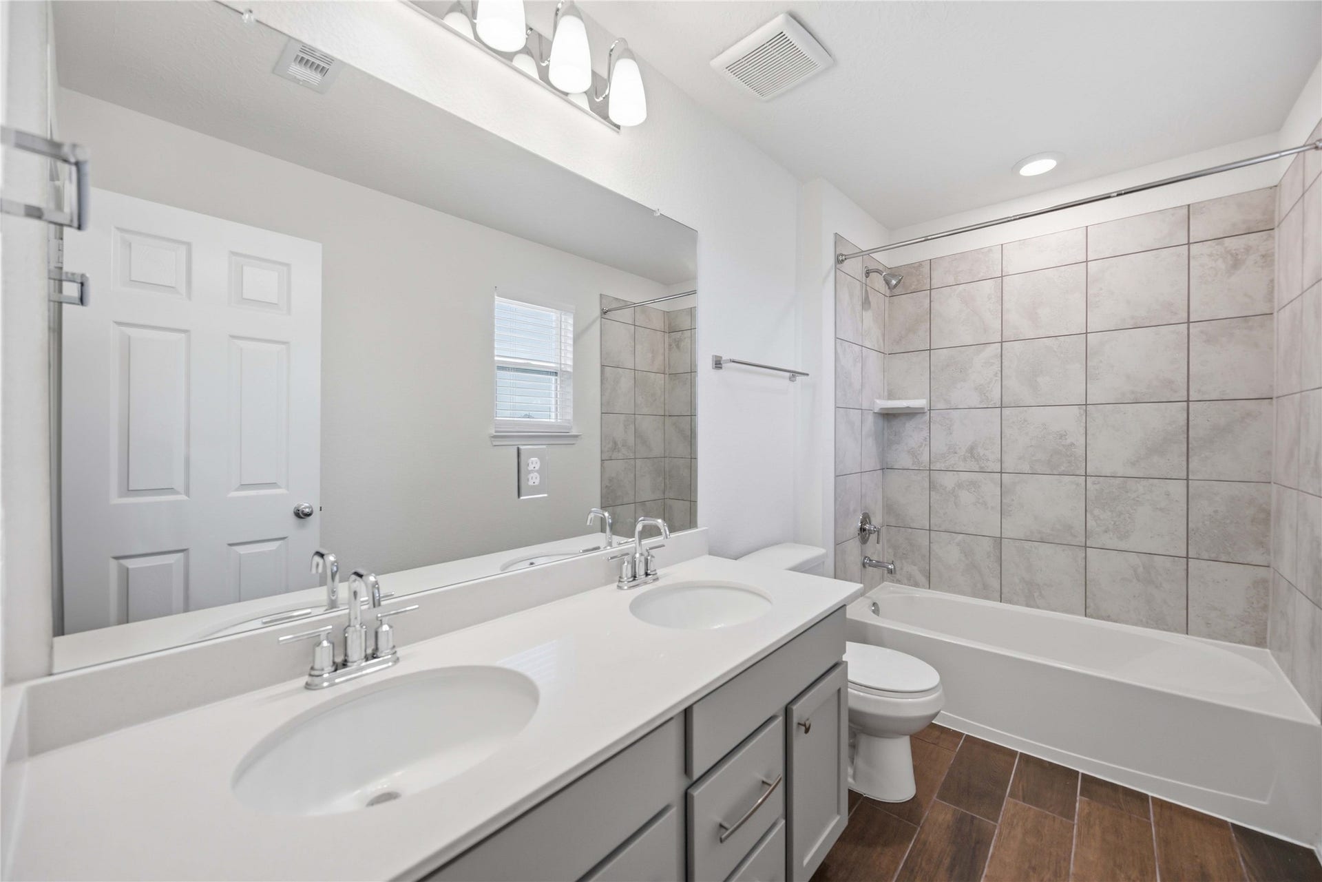 2111 Katalonia Lane, Fresno, TX 77545 Secondary Bathroom