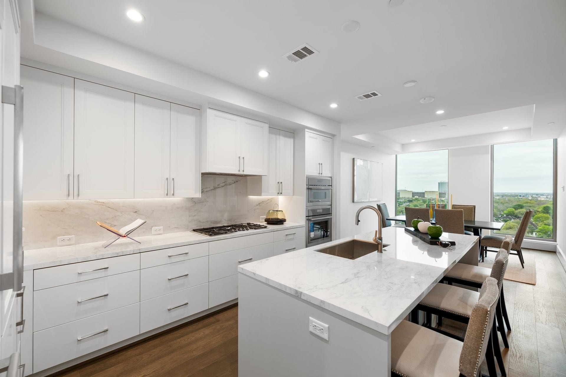 5656 San Felipe Street, #1403, Houston, TX 77056 Photos are of a similar unit with the same floor plan
