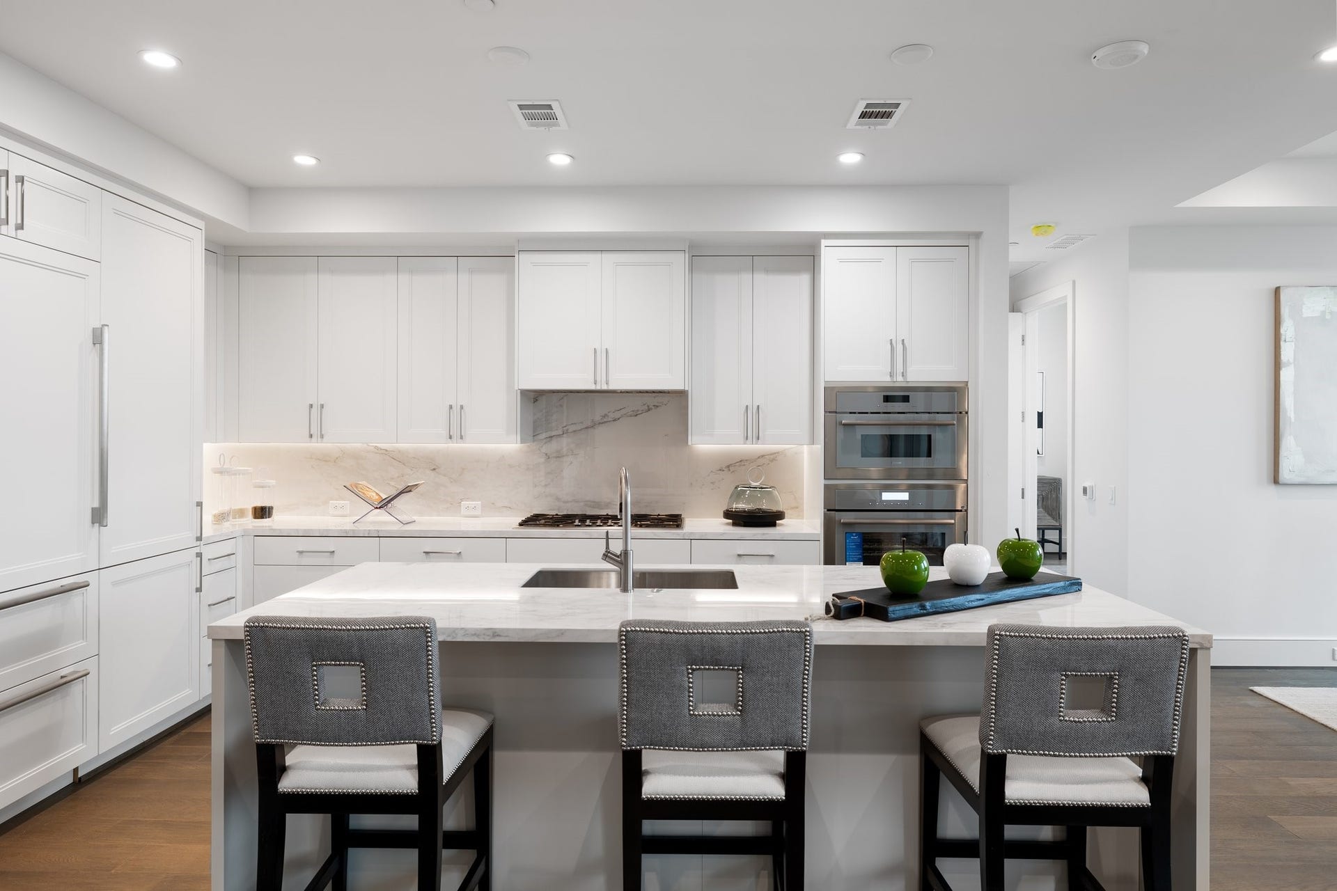 5656 San Felipe Street, #1403, Houston, TX 77056 This designer kitchen effortlessly blends style and function. Photos are of a similar unit with the same floor plan