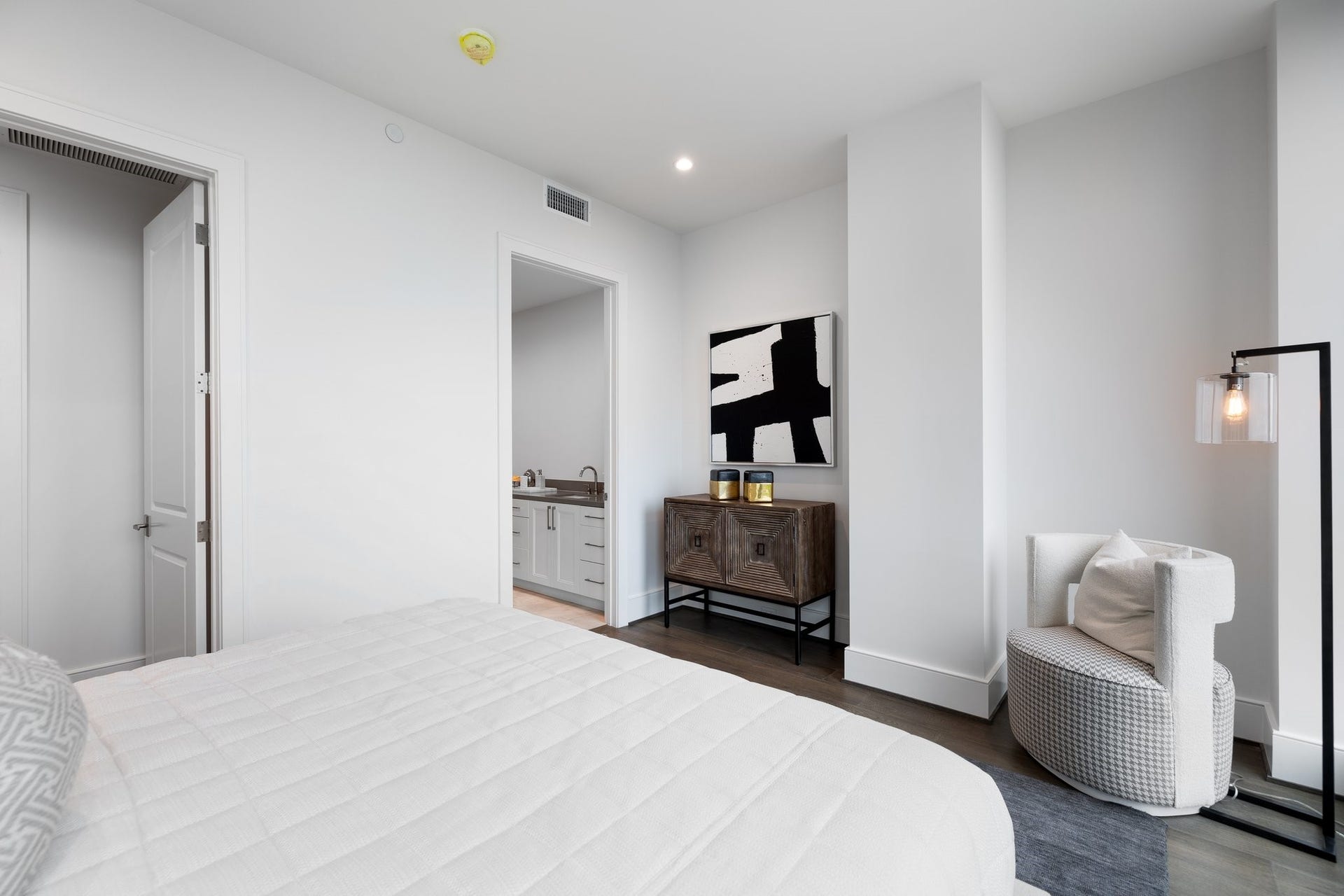 5656 San Felipe Street, #1403, Houston, TX 77056 Photos are of a similar unit with the same floor plan
