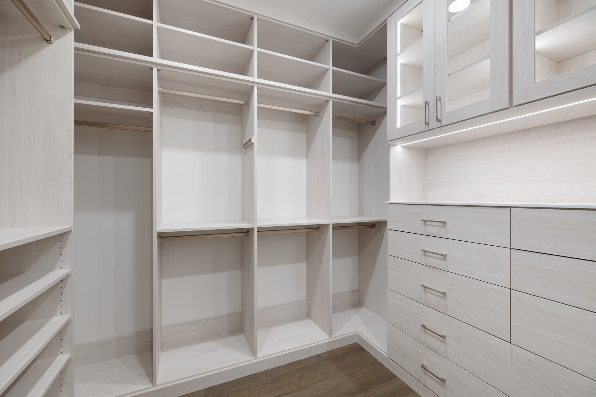 5656 San Felipe Street, #1403, Houston, TX 77056 Closet with built-in shelving and drawers. Photos are of a similar unit with the same floor plan