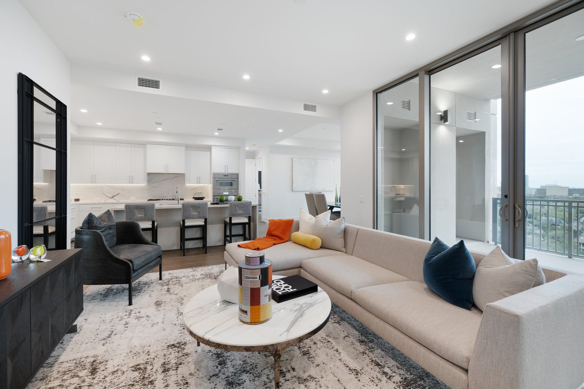 5656 San Felipe Street, #1403, Houston, TX 77056 Effortless flow between the living, dining, and kitchen areas in this thoughtfully designed open-concept floor plan. Photos are of a similar unit with the same floor plan