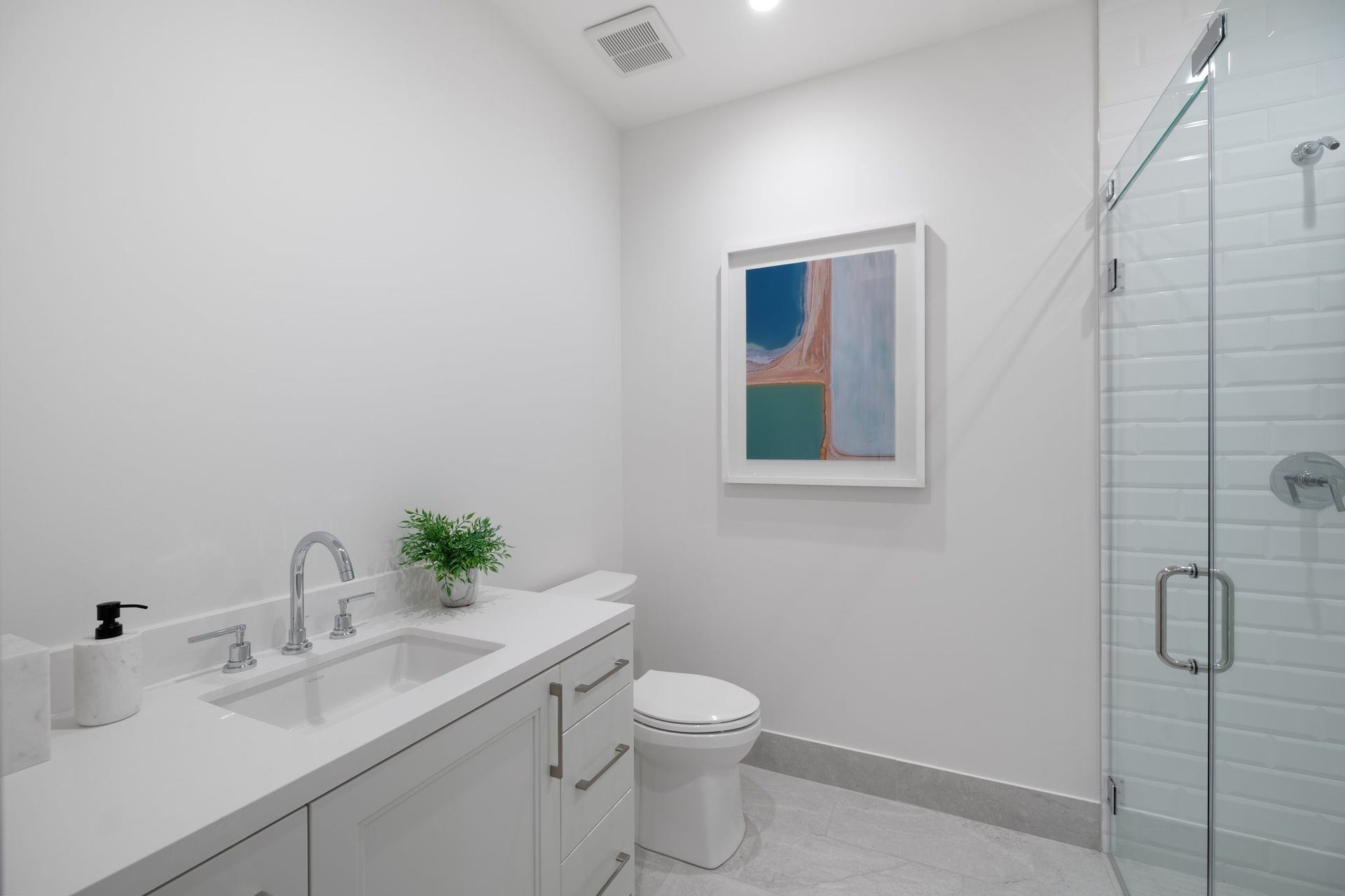 5656 San Felipe Street, #1403, Houston, TX 77056 Secondary bathroom with a walk-in shower. Photos are of a similar unit with the same floor plan