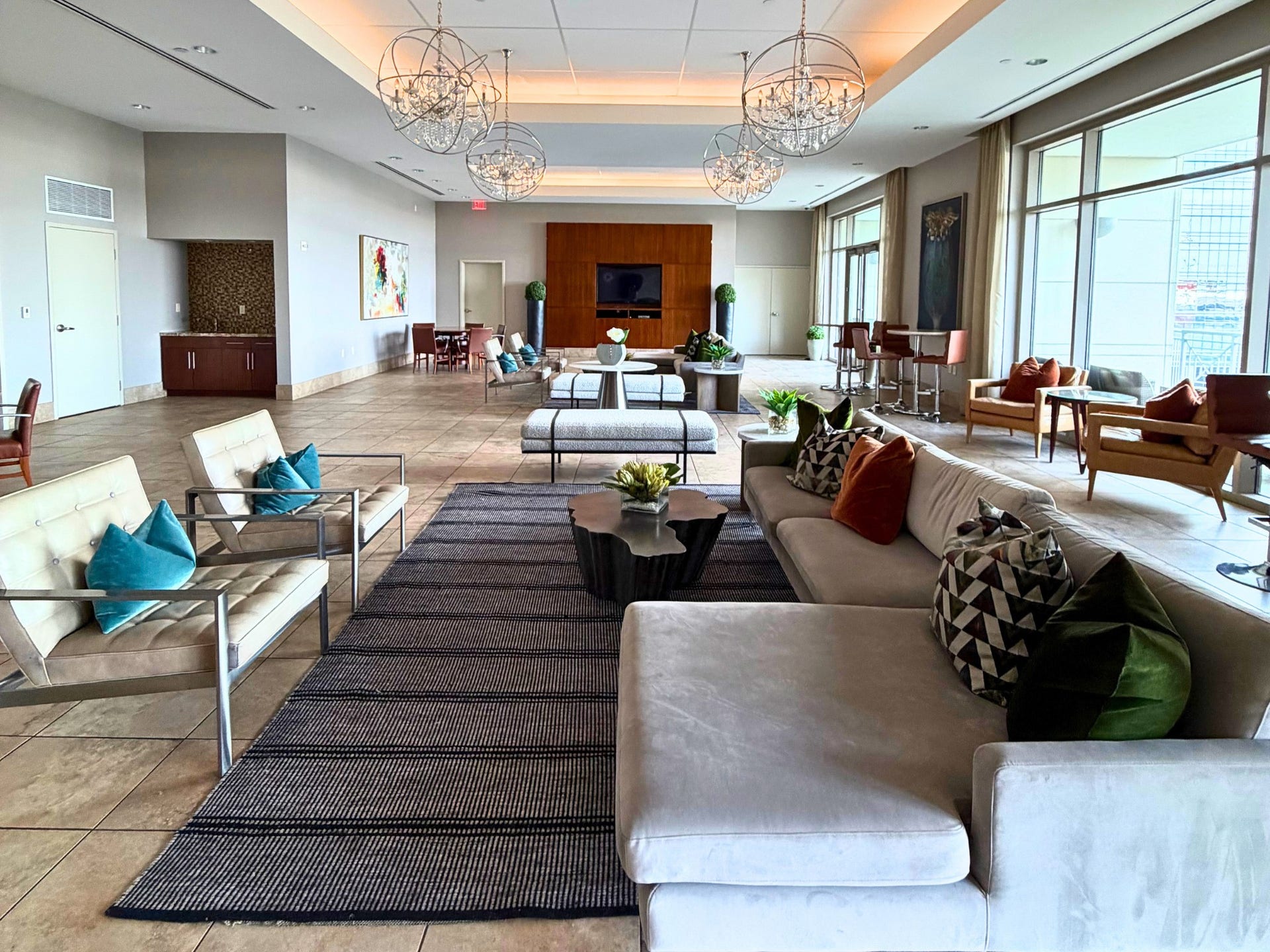 1400 McKinney Street, #1303, Houston, TX 77010 The expansive resident lounge offers an elegant space to relax, socialize, or entertain. Thoughtfully designed with multiple seating areas, sophisticated finishes and seamless access to the outdoor terrace, this inviting gathering space is ideal for everything from casual conversations to private events.
