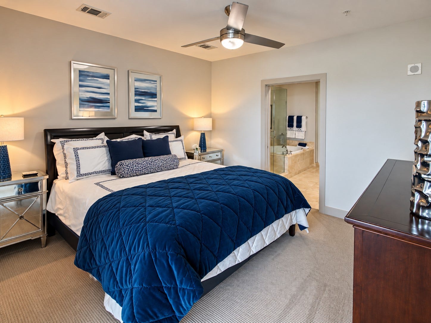 1400 McKinney Street, #1303, Houston, TX 77010 A bedroom should feel like somewhere you genuinely look forward to coming back to. This primary suite has the space, warmth and privacy to create your own retreat away from the energy of the city.