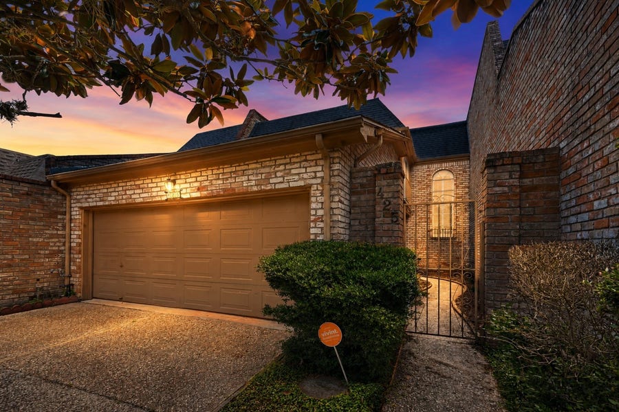 Property photo for 425 E Fair Harbor Lane, Houston, TX