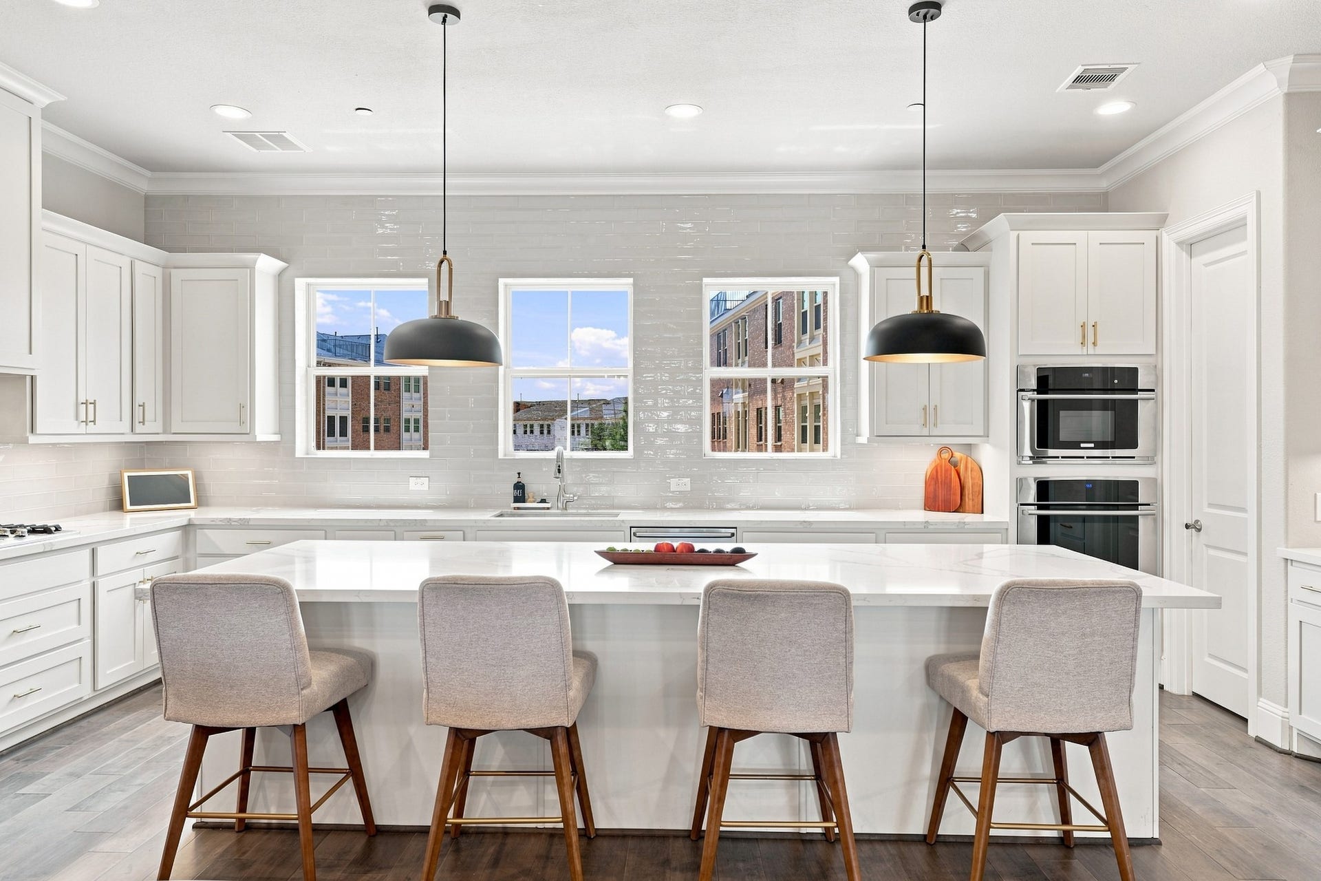 183 Grace Point Drive, Sugar Land, TX 77498 This chef inspired kitchen features a generous island, sleek cabinetry, premium appliances and luxurious Quartz countertops