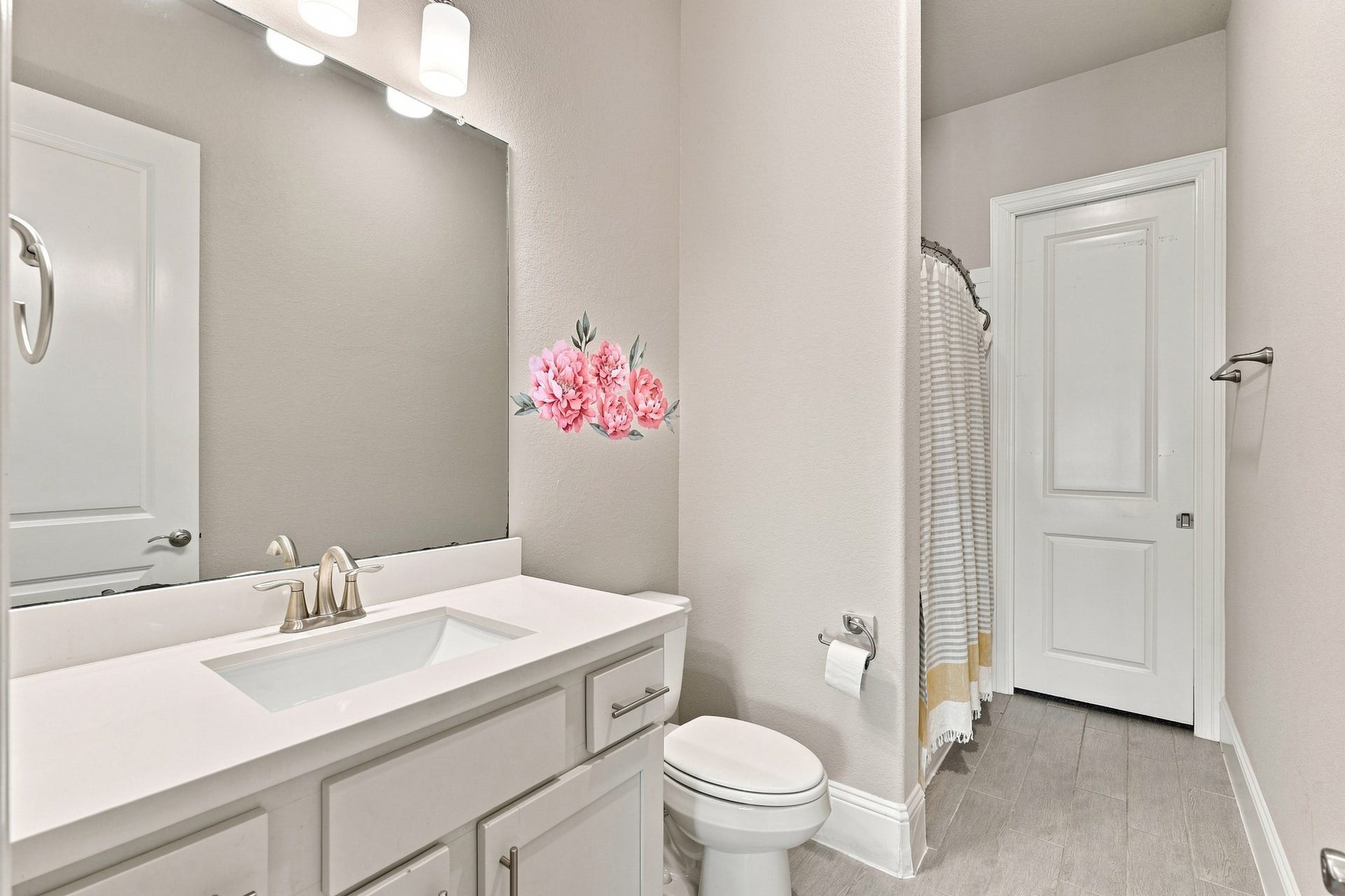 183 Grace Point Drive, Sugar Land, TX 77498 Secondary bedroom with an en-suite bathroom.