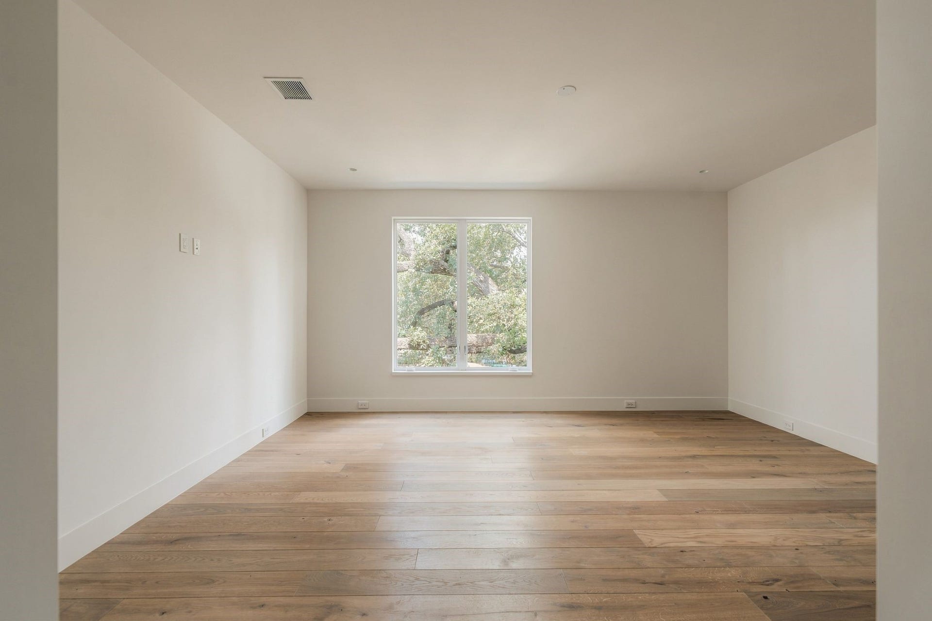 Oversized secondary bedroom w/beautiful treetop views (one of three secondary en suite  bedrooms upstairs), recessed lighting & generous proportions. A custom walk-in closet w/built-ins provides excellent storage, while electrical for a decorative fixture/ceiling fan & TV connectivity allow the room to adapt easily to its future owner.