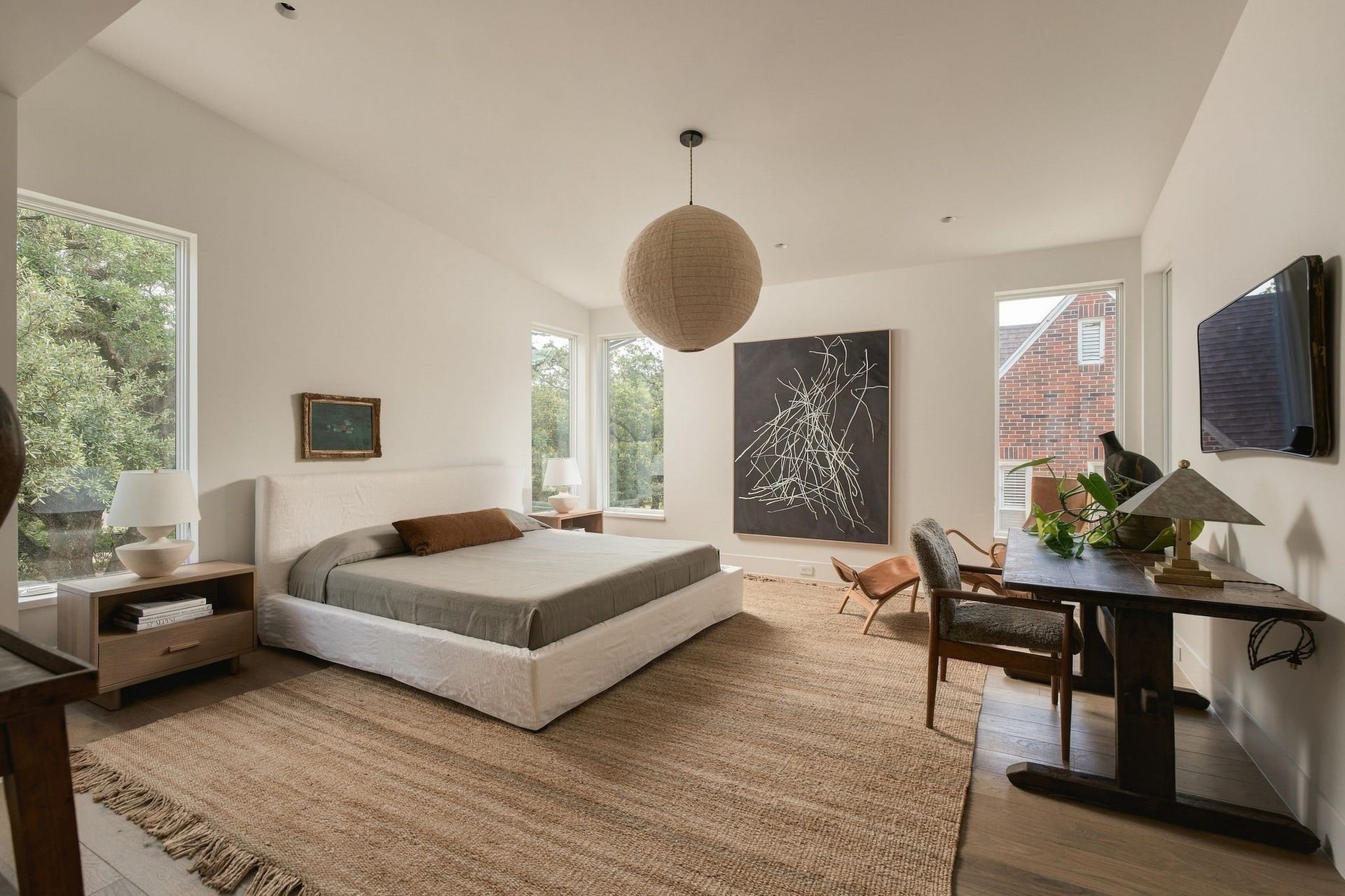 Serene primary suite w/a dramatic vaulted ceiling, European white oak floors & beautiful treetop/backyard views. Generous proportions & ample wall space allow for multiple furniture configurations while trimless recessed lighting maintains the homes clean architectural aesthetic.