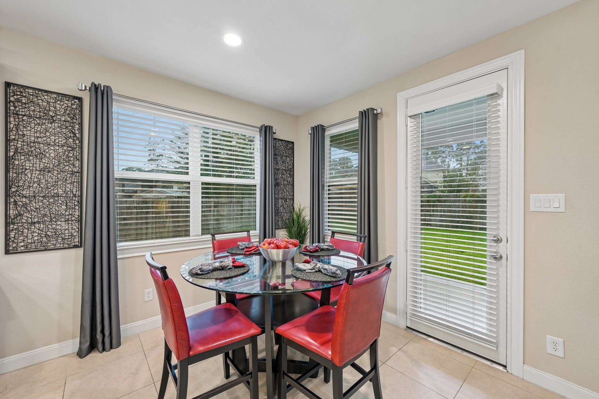 17105 Stillhouse Lake Court, Houston, TX 77044 Breakfast Nook