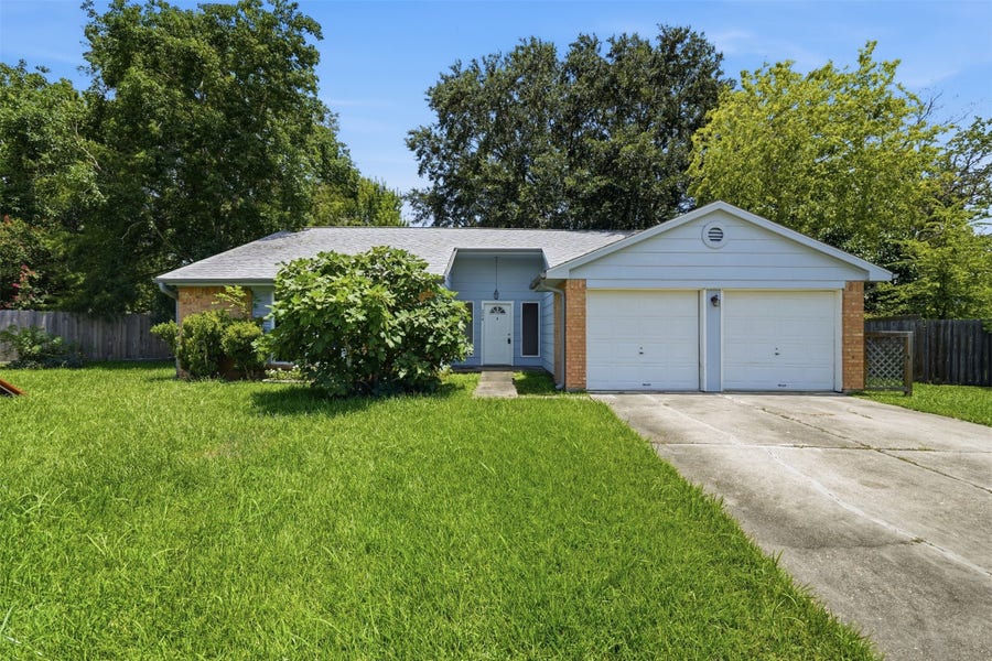 Property photo for 214 Glen Haven Court, League City, TX