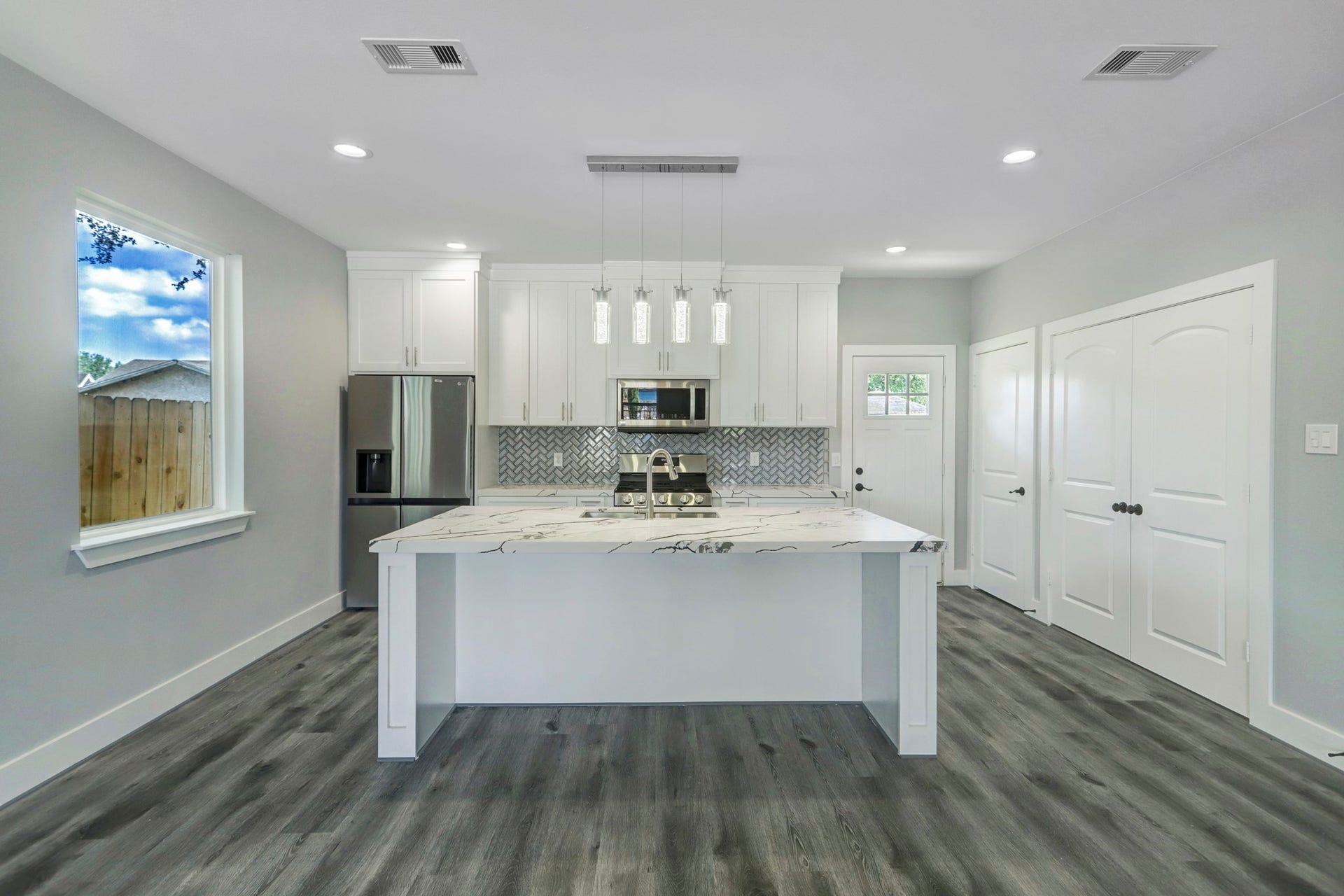 9306 E E Avenue L, #1, Houston, TX 77012 9306 E E Avenue L, #1, Houston, TX 77012