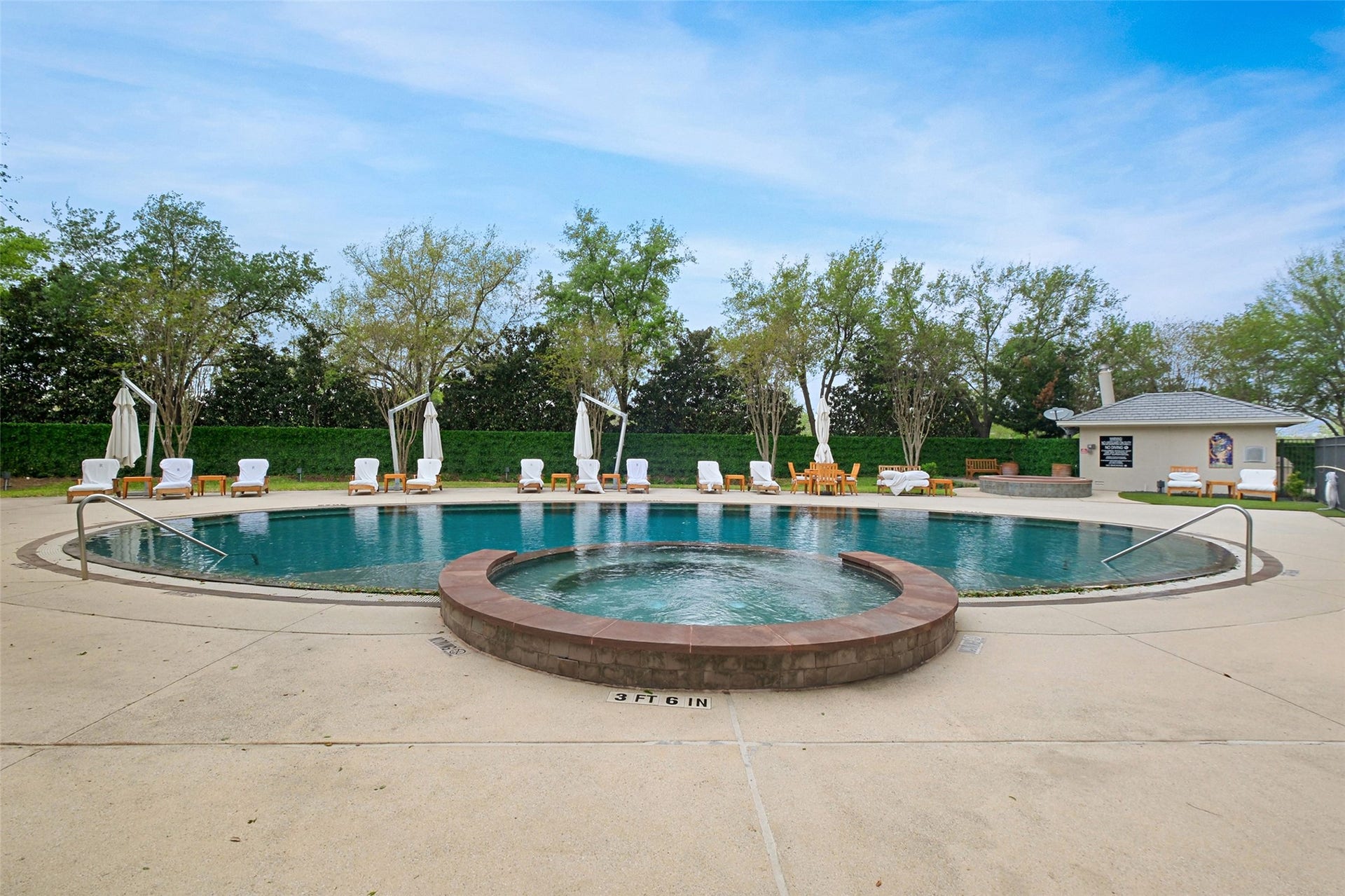 3333 Allen Parkway, #710, Houston, TX 77019 Resort-style pool with lounge seating and hot tub.