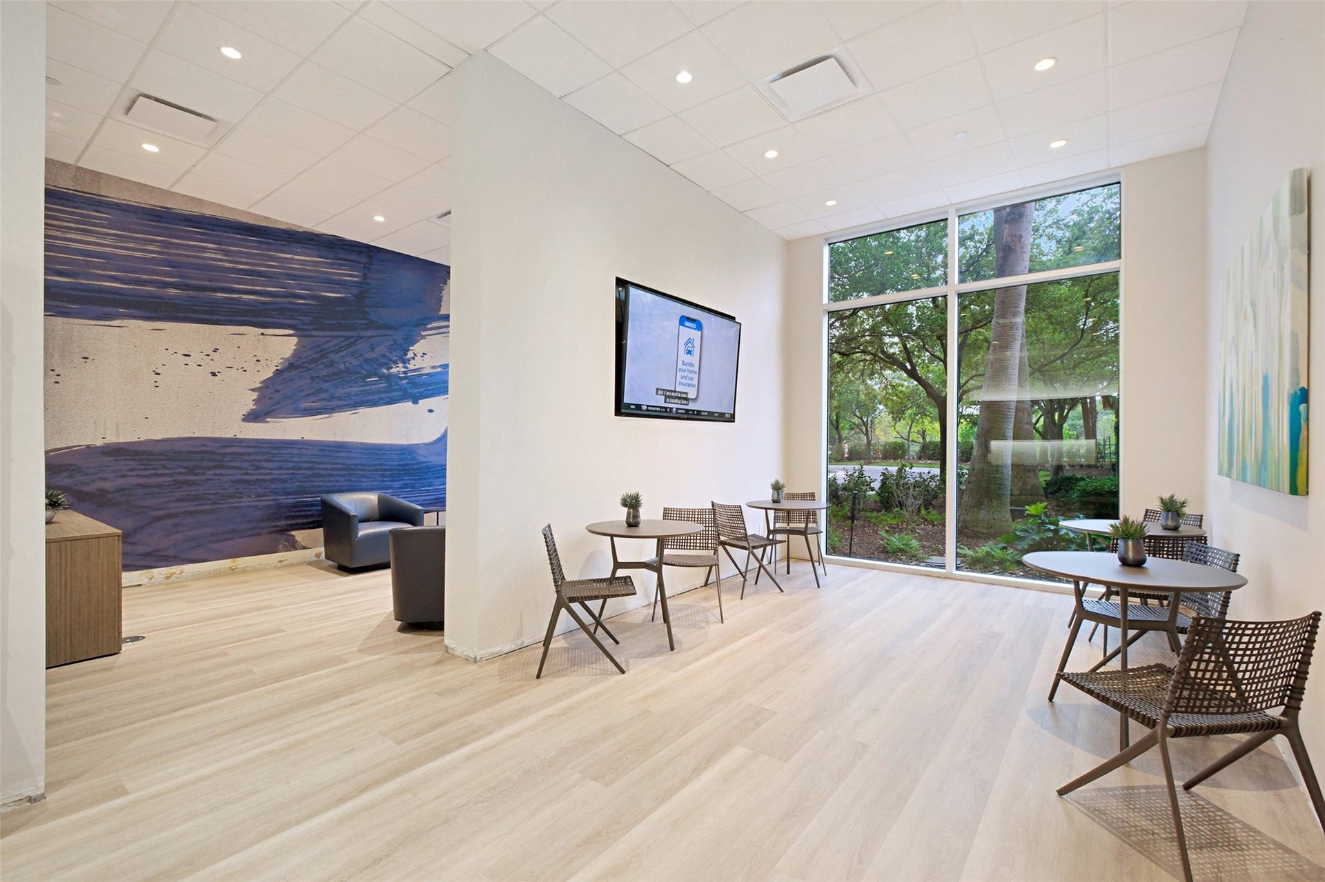 3333 Allen Parkway, #710, Houston, TX 77019 One of several tastefully appointed sitting areas on the ground floor to mingle with neighbors and friends.