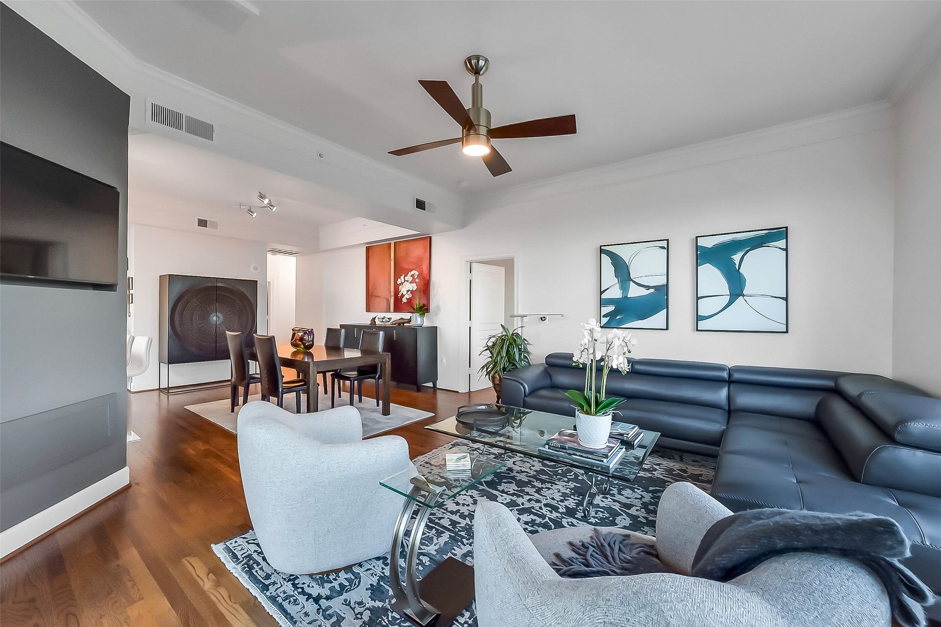 3333 Allen Parkway, #710, Houston, TX 77019 The cozy living area is elegantly accentuated in an off-white and gray color scheme.