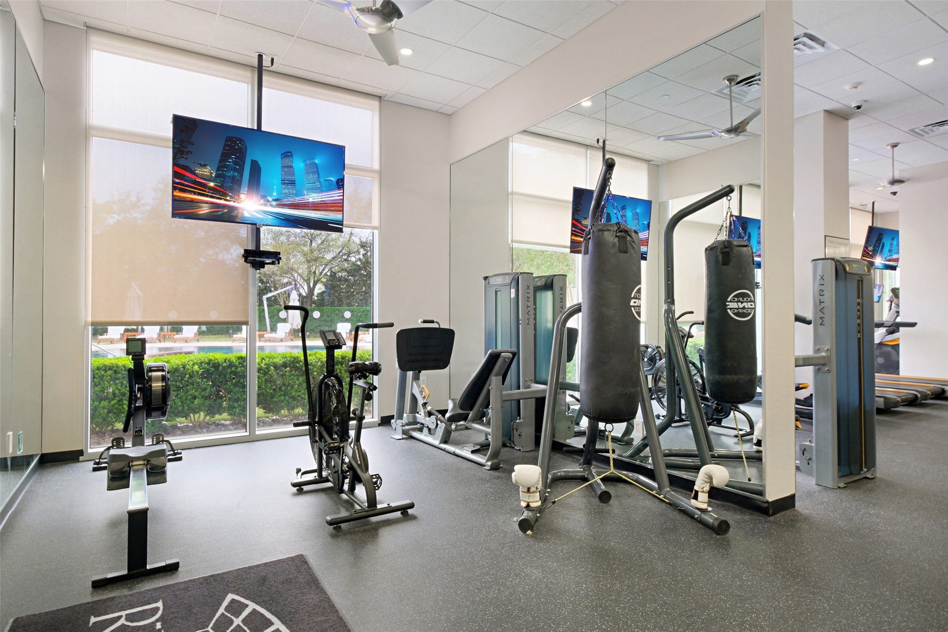 3333 Allen Parkway, #710, Houston, TX 77019 Exercise in the fitness center featuring a wide range of training equipment.