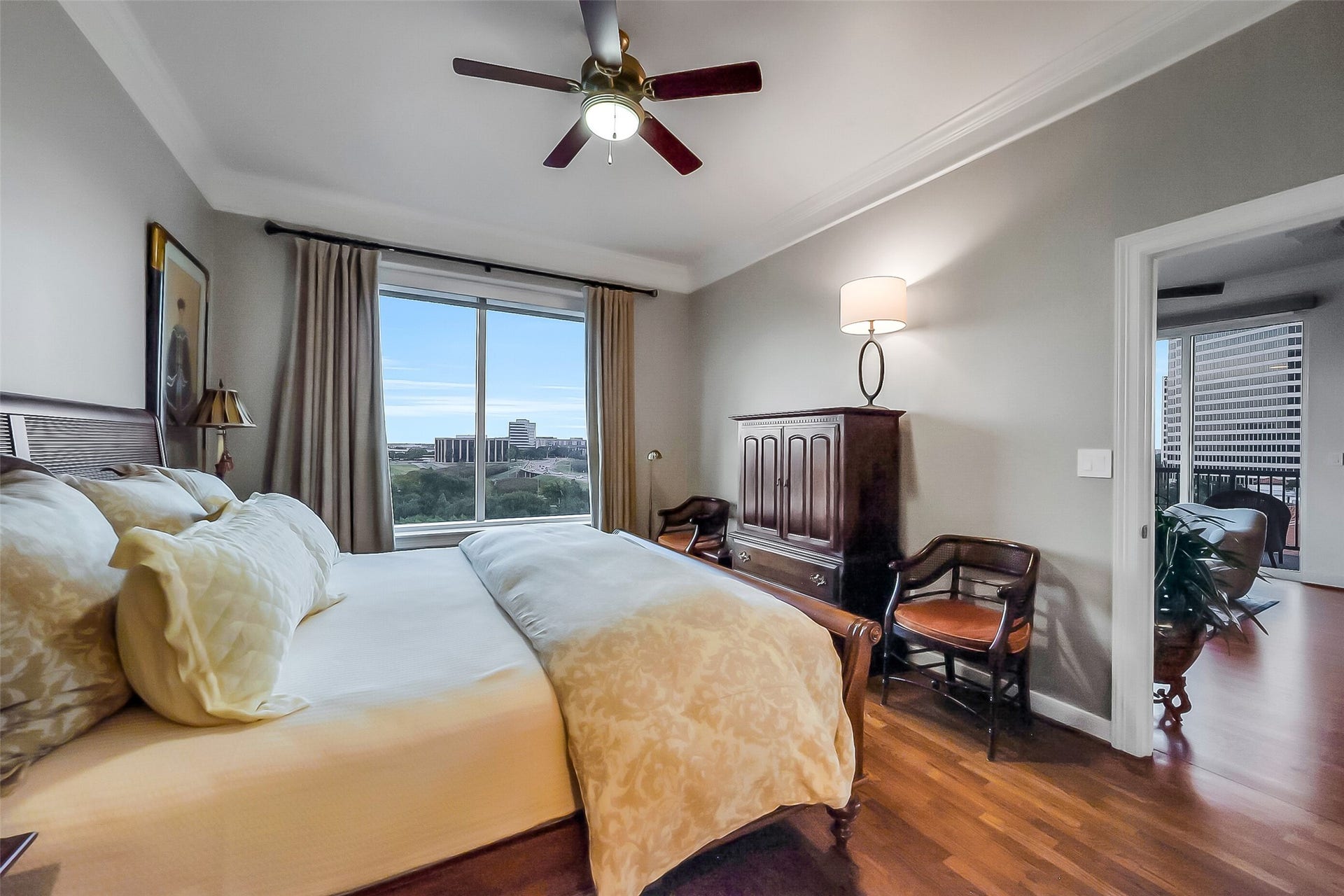 3333 Allen Parkway, #710, Houston, TX 77019 Located on the opposite side of the secondary bedroom, the primary bedroom guarantees the serenity of privacy.