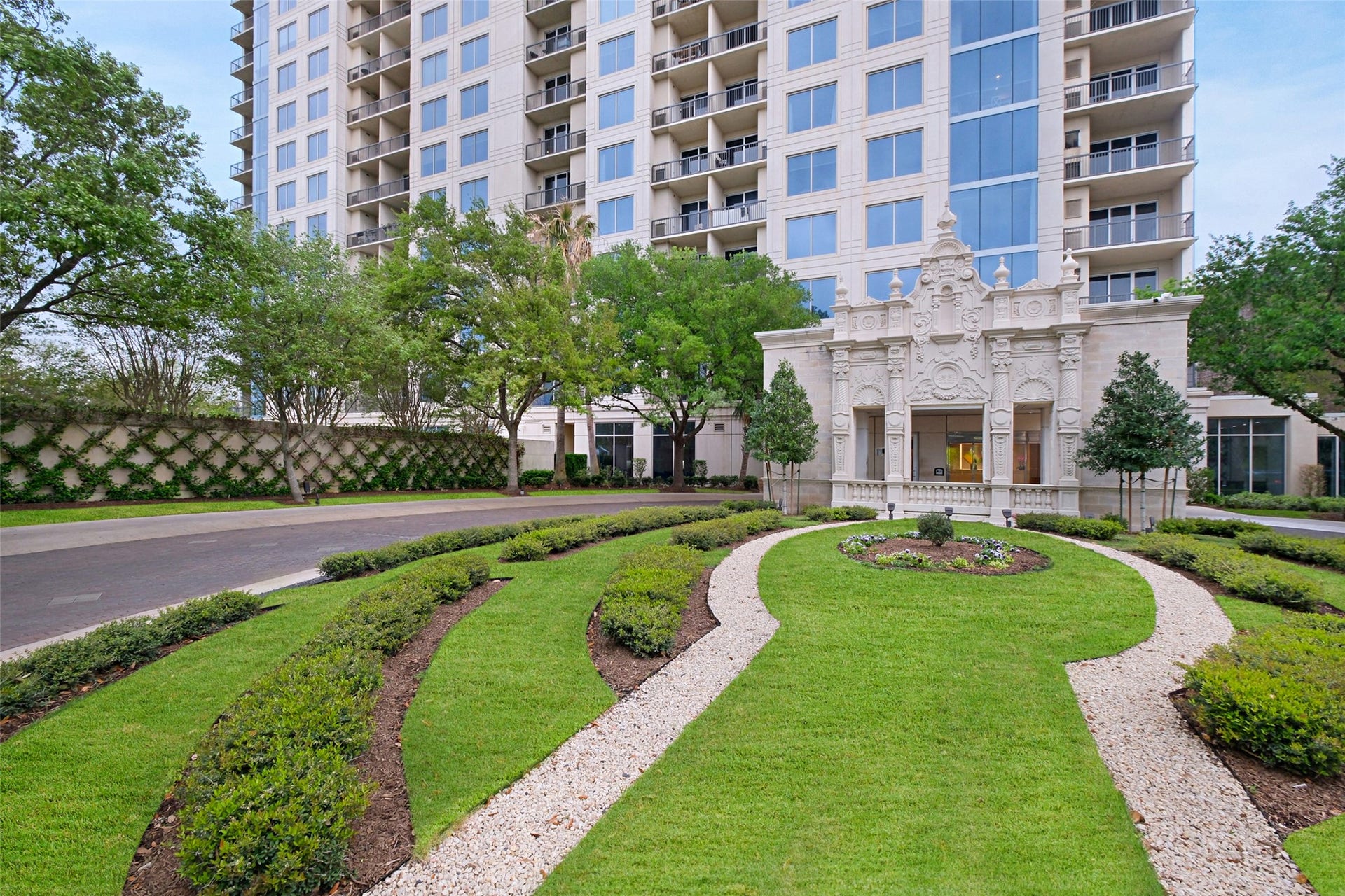 3333 Allen Parkway, #710, Houston, TX 77019 Welcome to the Royalton, where valets will take care of your car and help you with your groceries, luggage or whatever you wish.