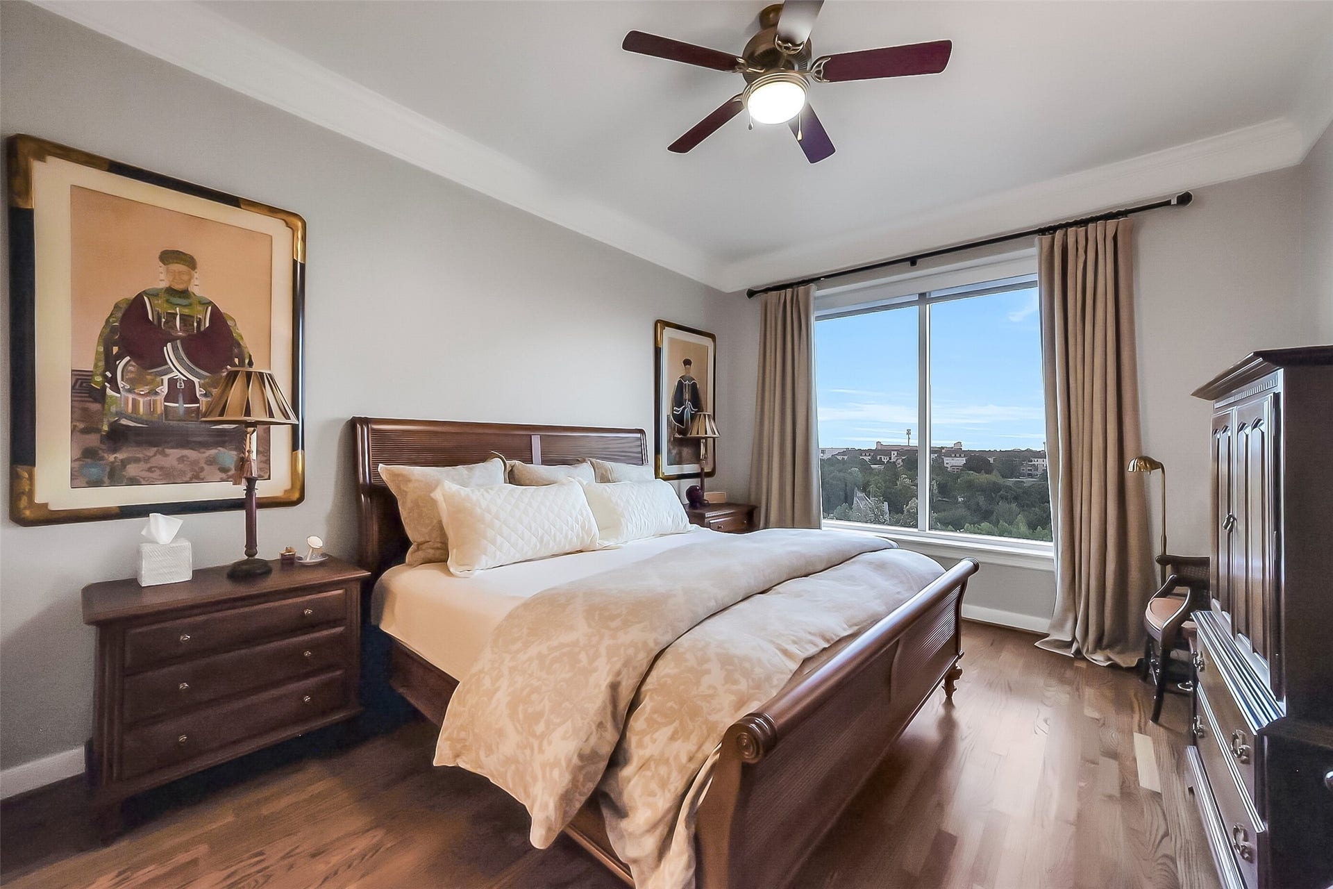 3333 Allen Parkway, #710, Houston, TX 77019 The spacious bedroom allows for a sitting area and some additional furniture.