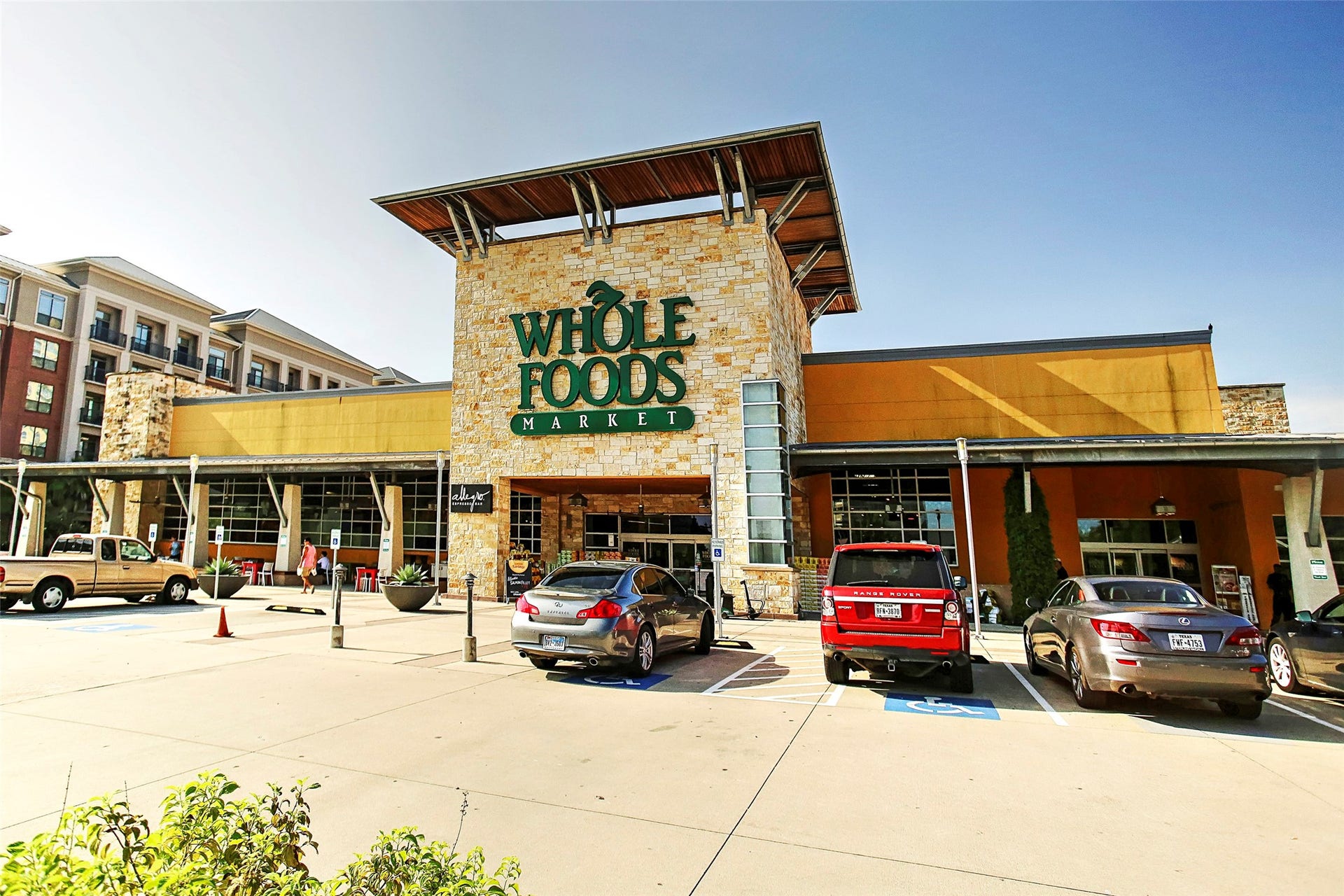 3333 Allen Parkway, #710, Houston, TX 77019 The upscale Whole Foods Supermarket is conveniently located within walking distance. Kroger is neaby as well.