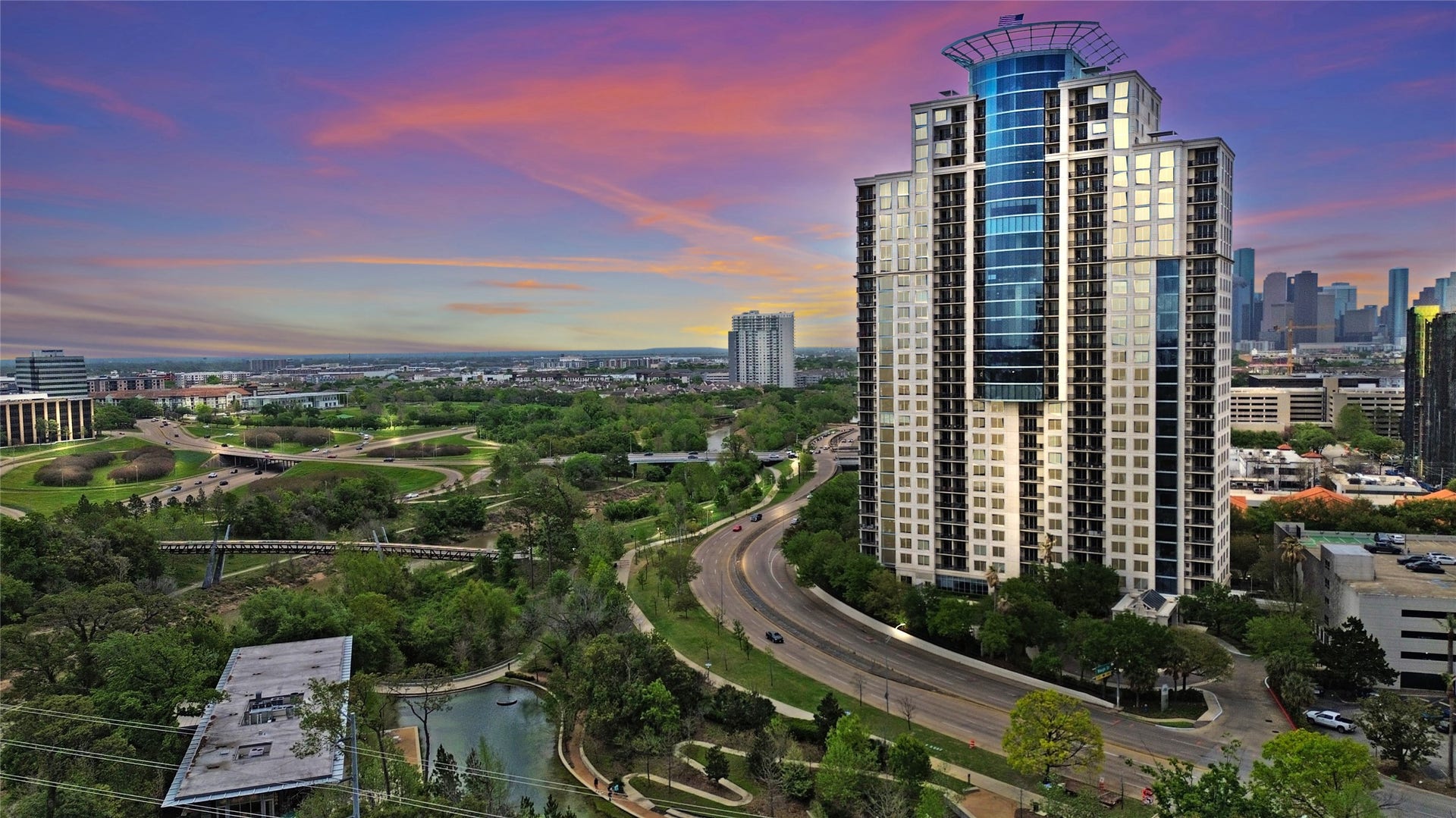 3333 Allen Parkway, #710, Houston, TX 77019 Enjoy luxurious high-rise living in the Royalton while Houston's skyline serving as your private backdrop.