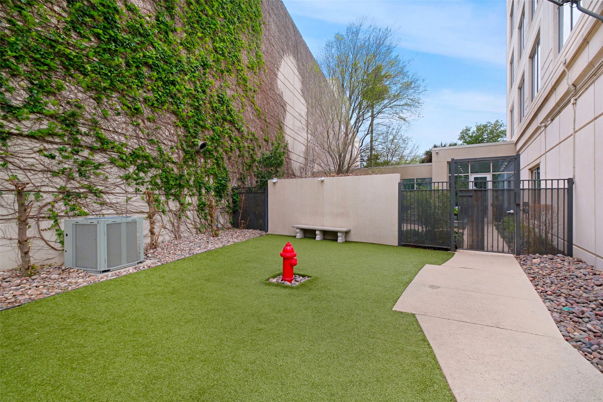 3333 Allen Parkway, #710, Houston, TX 77019 A dedicated dog run will make your four-legged friend happy. Please note the fire hydrant.