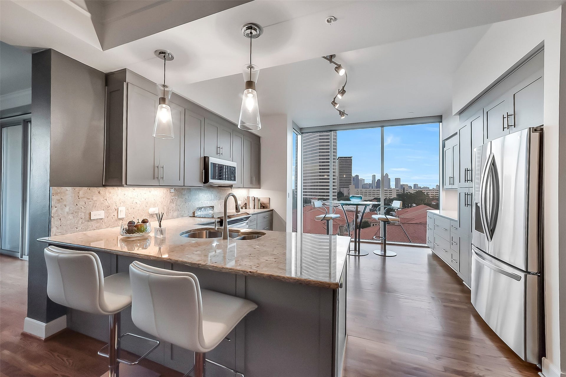 3333 Allen Parkway, #710, Houston, TX 77019 Stainless steel appliances, sleek light fixtures and granite countertops accentuate the modern kitchen.