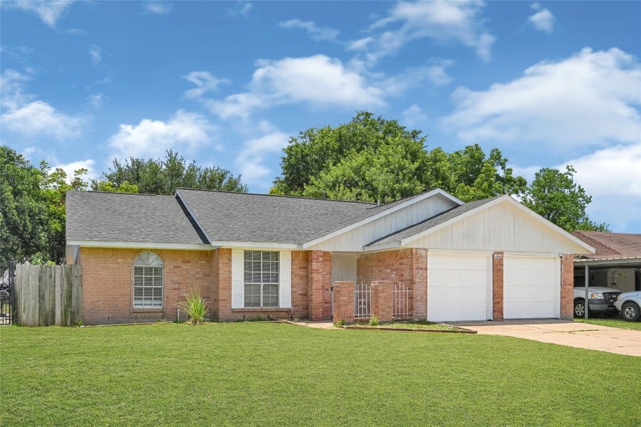 Property photo for 1123 Fallbrook Drive, Houston, TX
