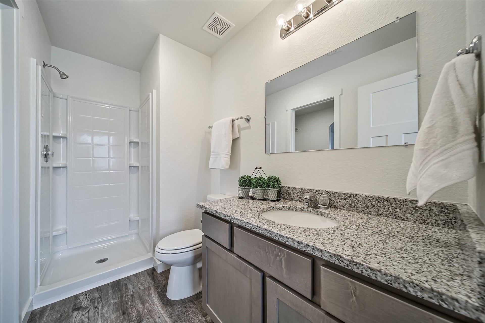12603 Telge Road, #32 E-F, Cypress, TX 77429 Third floor secondary bathroom