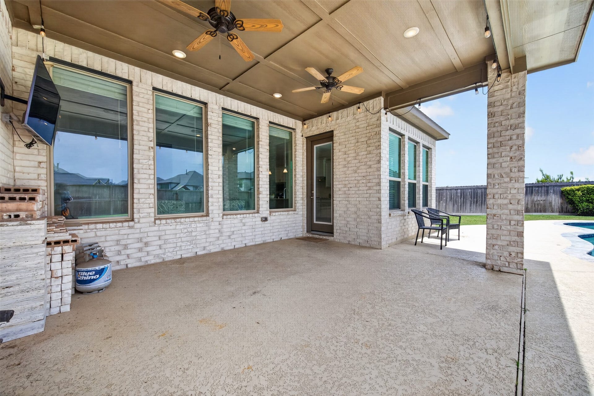 Covered patio great for entertaining