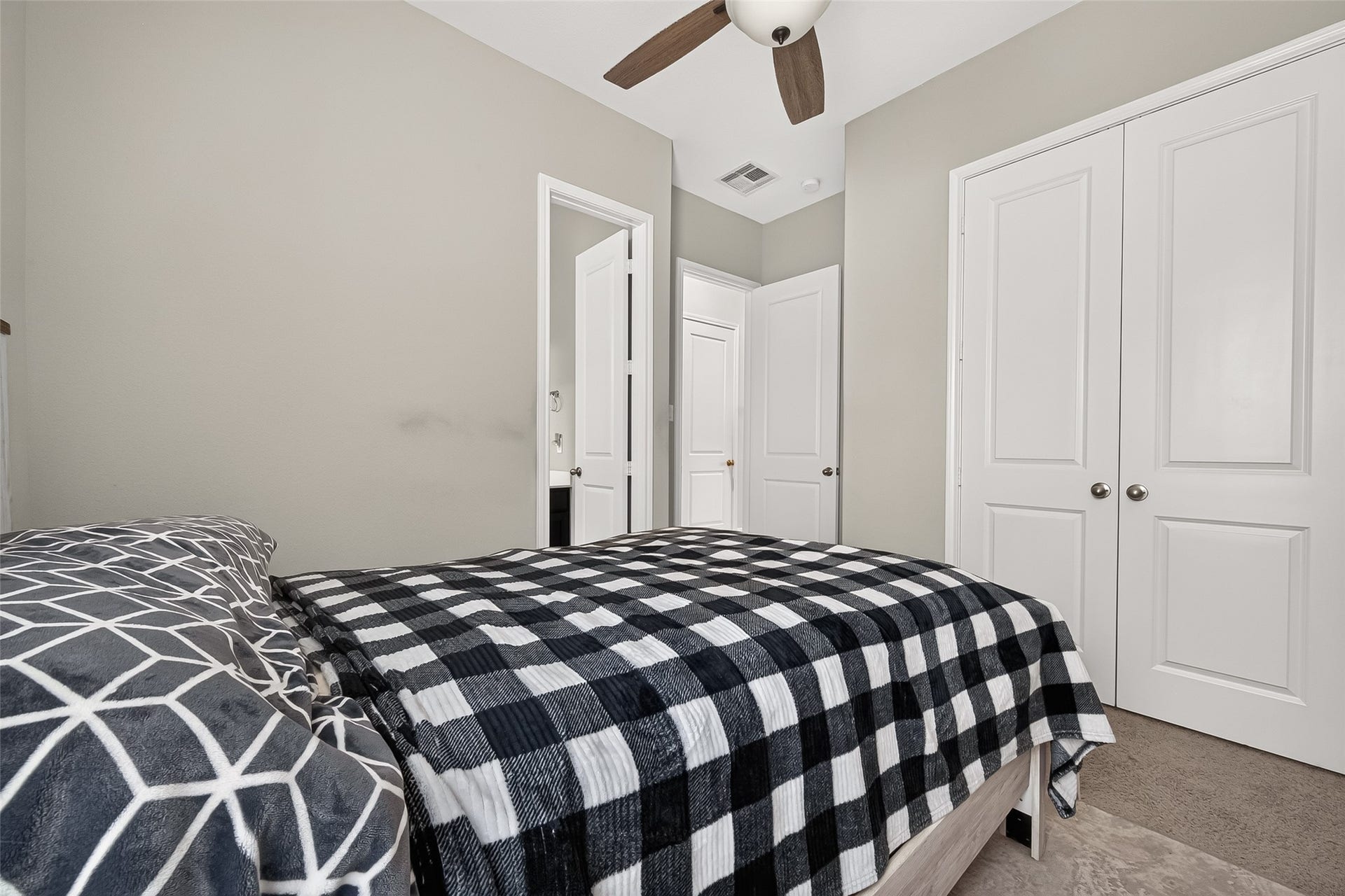 Guest room has an en-suite bath.