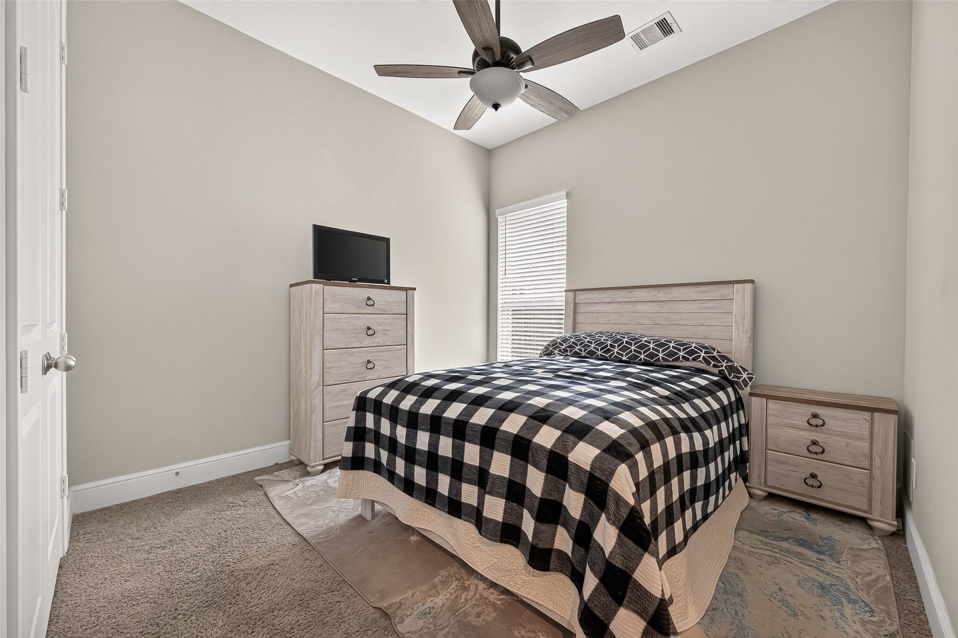 Additional bedroom on the 1st floor. Great for a bonus room. This room is located off the mud room.