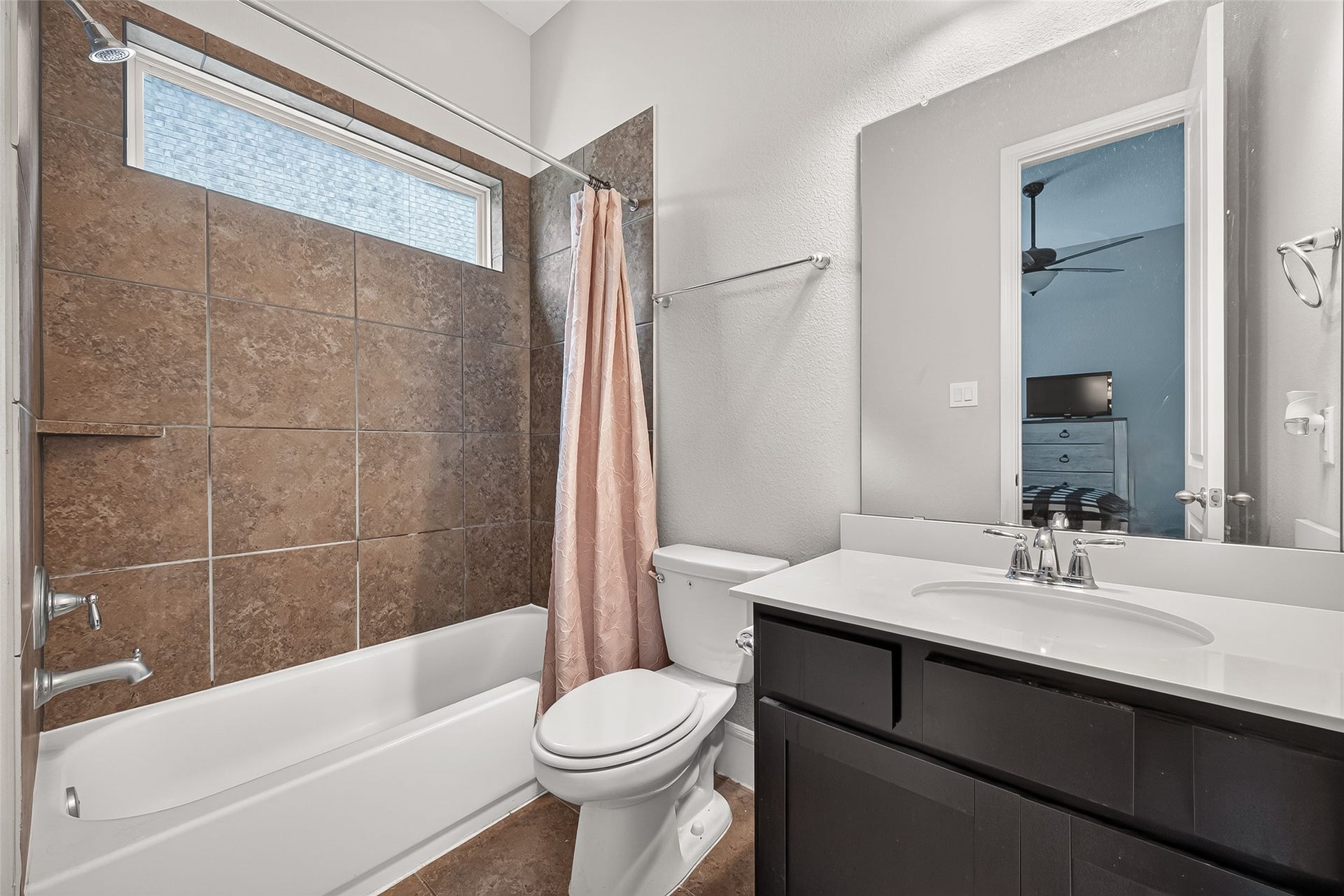 Full bath off of the guest room on the 1st floor.