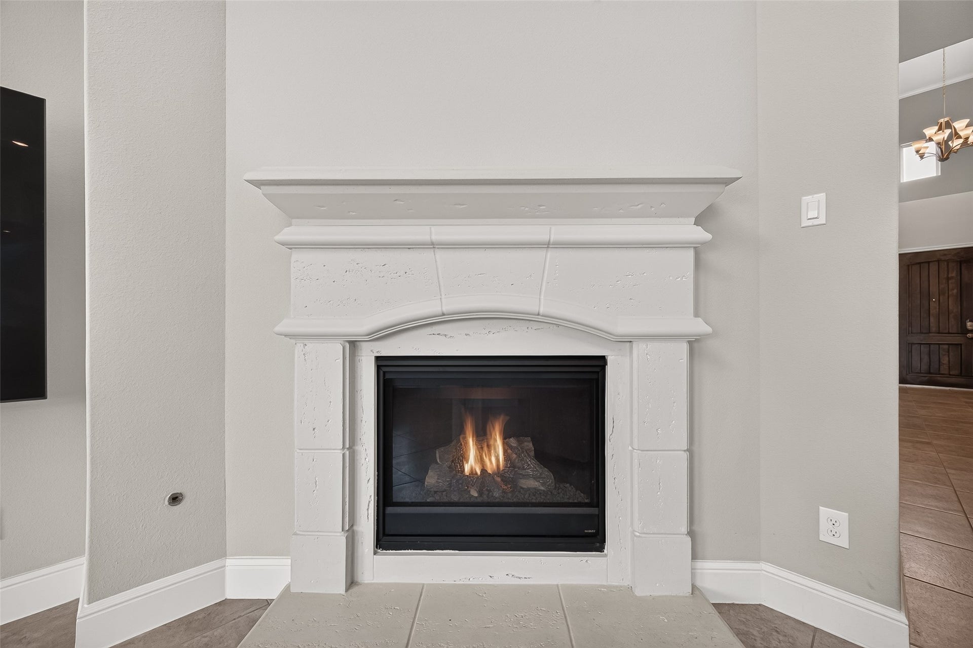 Charming gas fireplace!