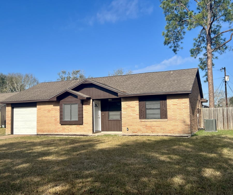 Property photo for 802 E Stadium Court, Friendswood, TX