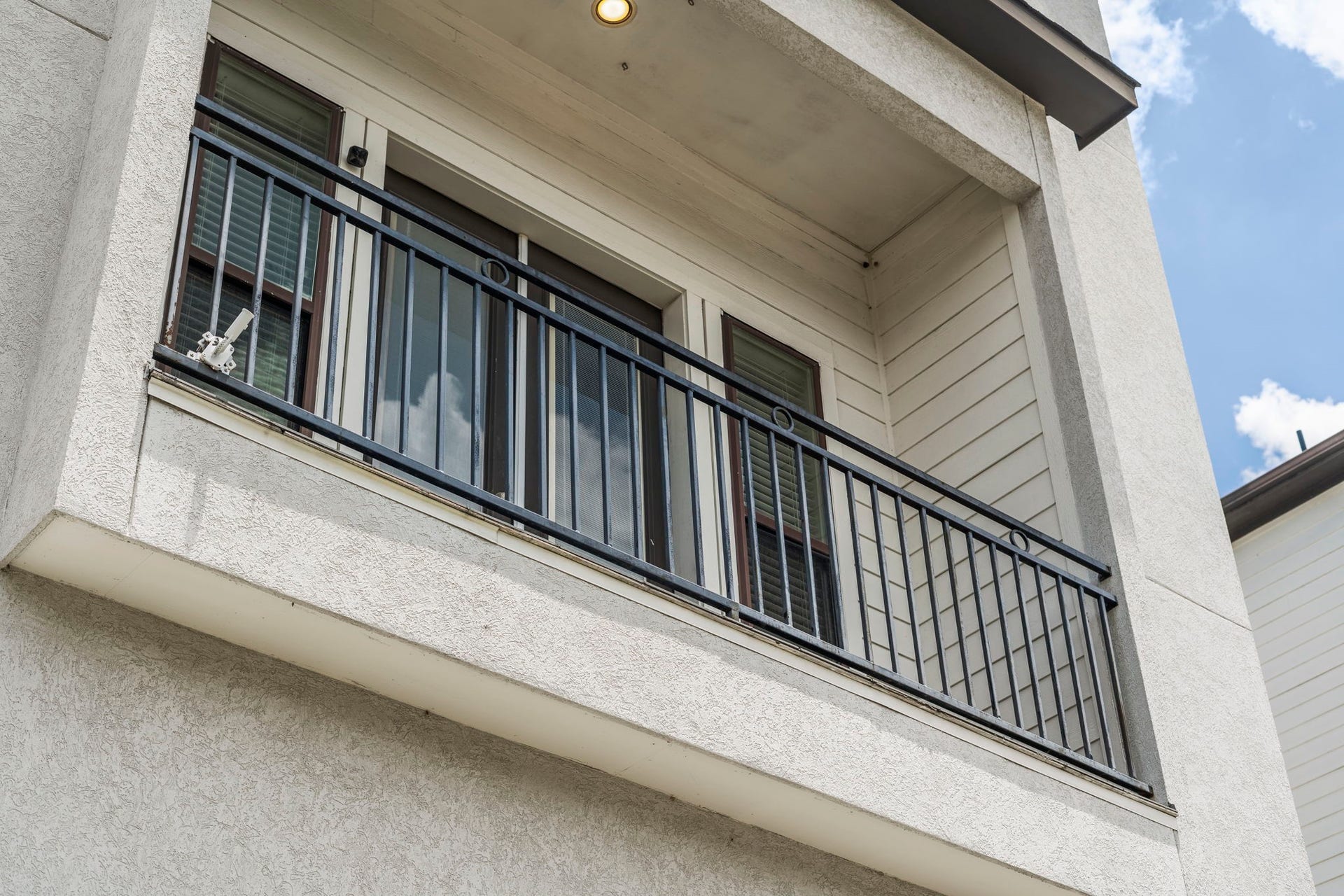 1629 W 23rd Street, Houston, TX 77008 A private balcony is a rare city amenity, providing a place to enjoy fresh air, relax, and take in neighborhood views without leaving home.